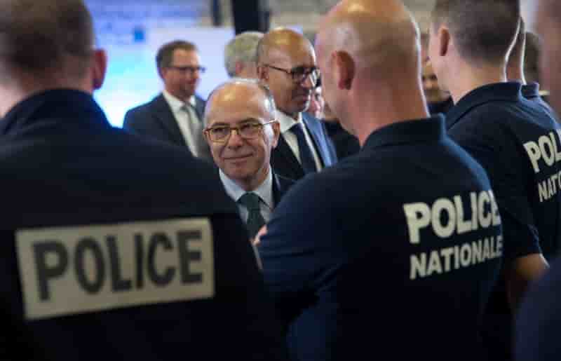 Cazeneuve espere une adaptation des regles d'engagement des policiers en 2016