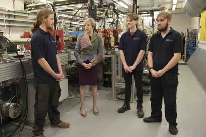May publie les grandes lignes de sa strategie industrielle
