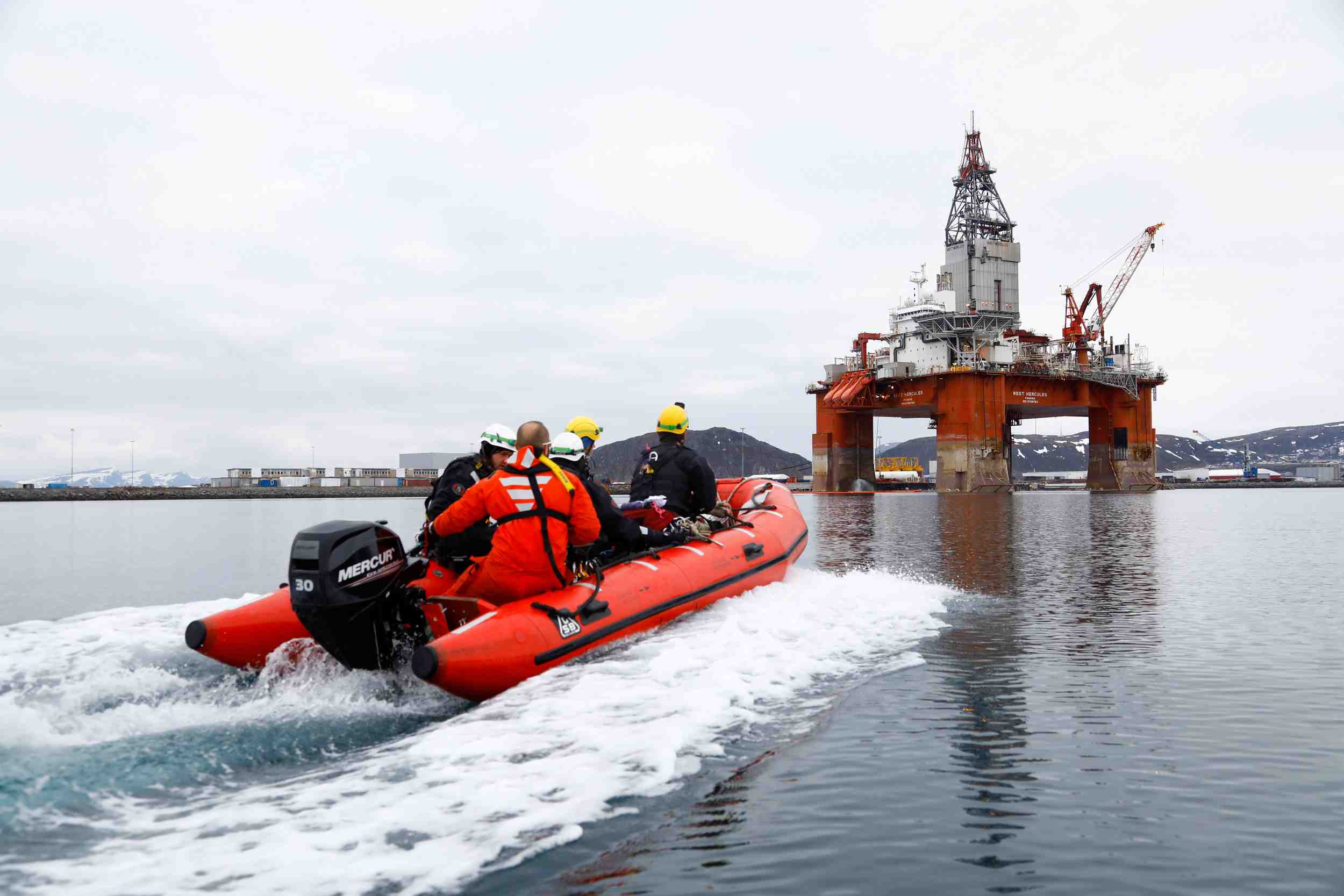 Norvege: des militants de greenpeace a bord d'une plate-forme de forage