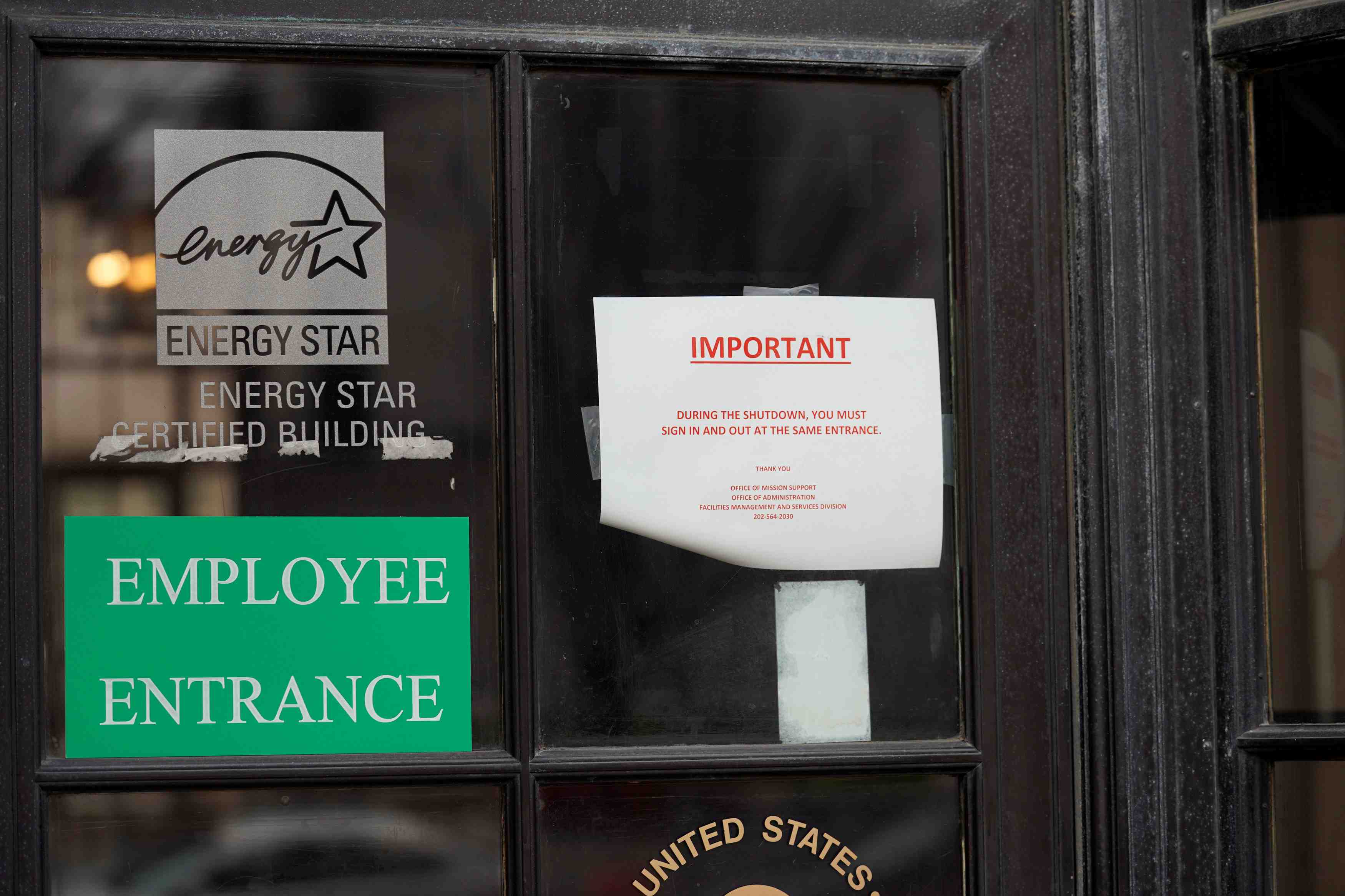 Usa: net rebond des creations d'emplois, les salaires a la traine