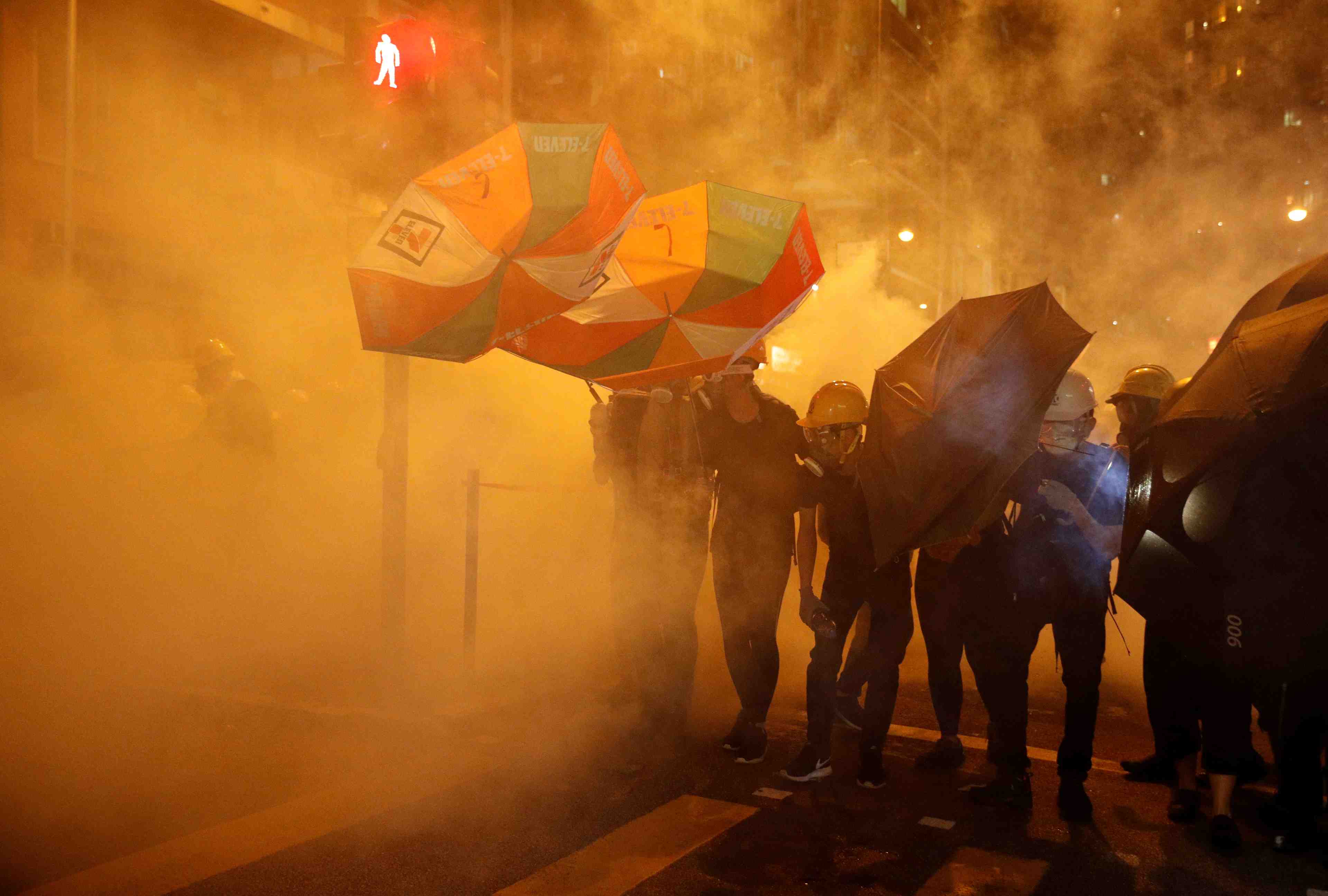 Hong kong: twitter et facebook demantelent des reseaux de desinformation