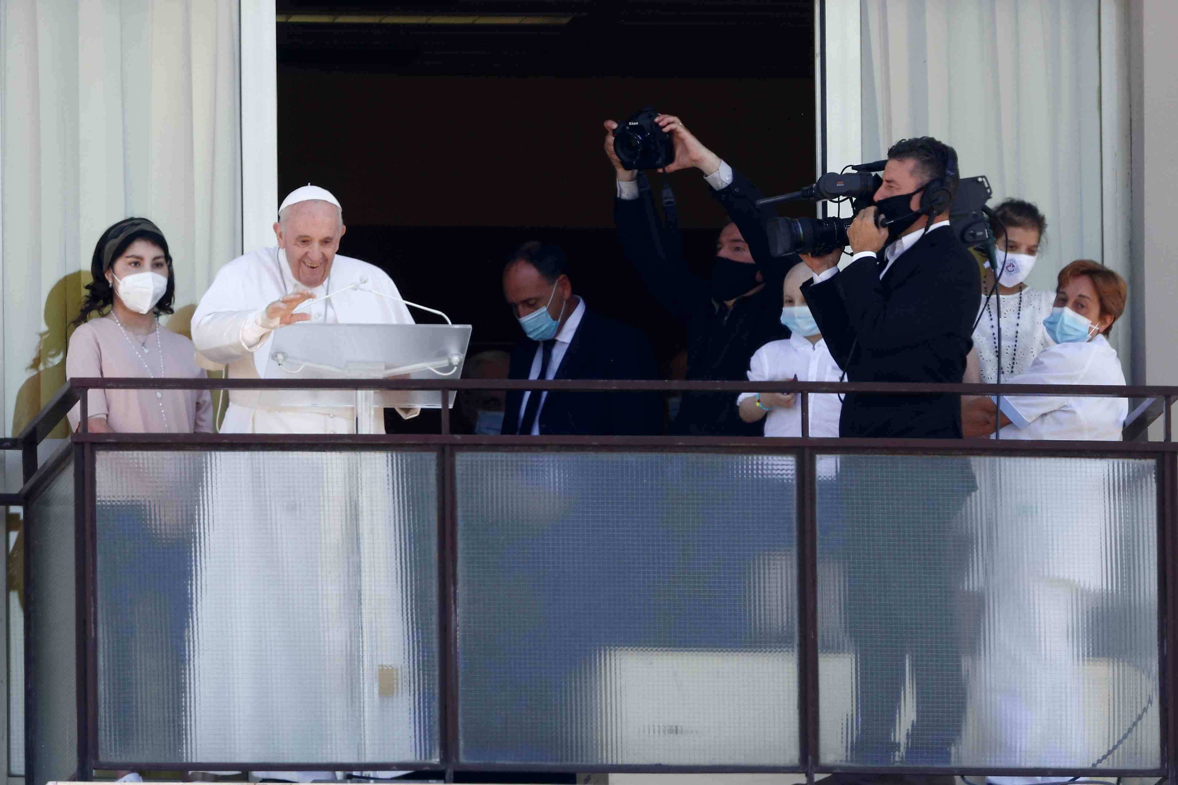 Premiere apparition publique du pape depuis son operation