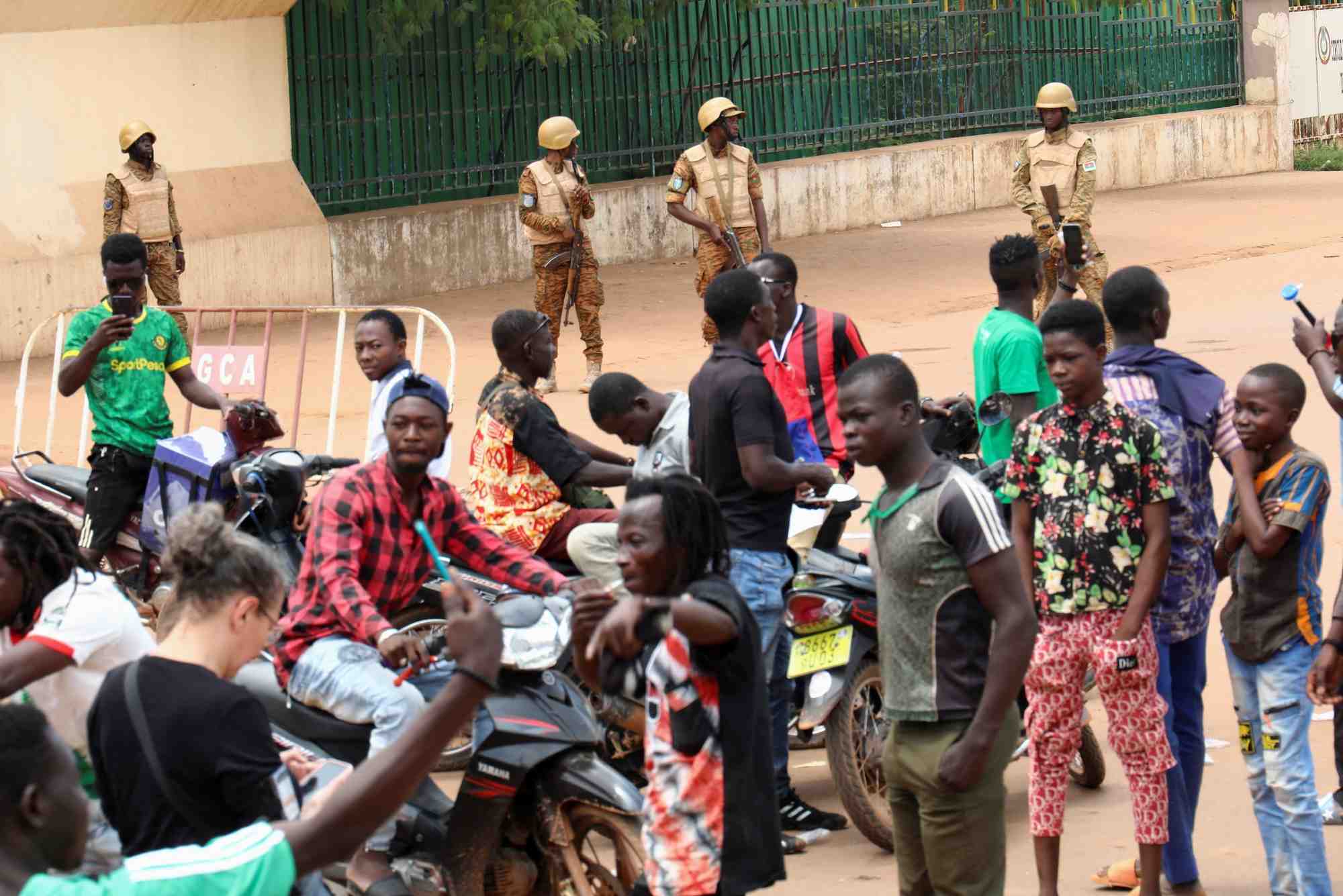Des soldats bloquent la route pour arreter l'avancee des manifestants contre le chef de la junte paul-henri damiba