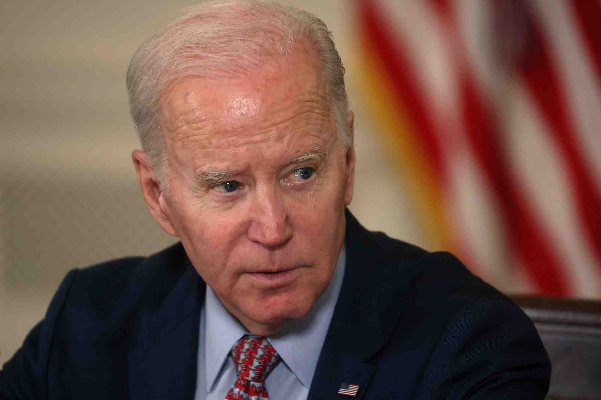 Photo du president americain joe biden a la maison blanche