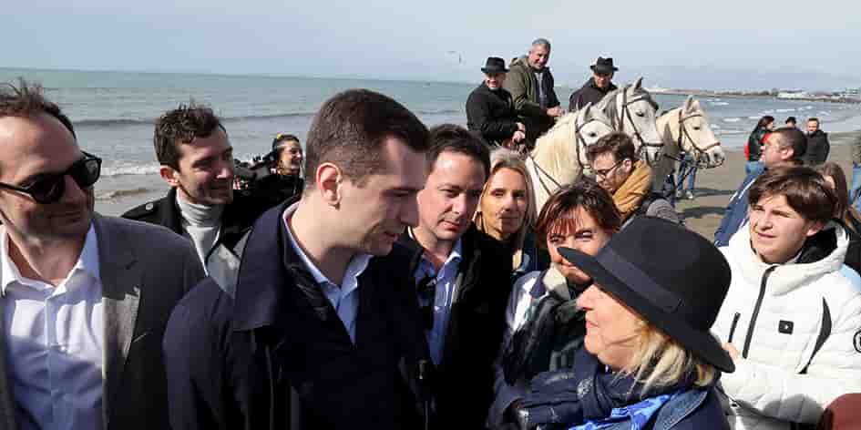 Samedi, Jordan Bardella en déplacement sur la plage du Grau-du-Roi (Gard).
