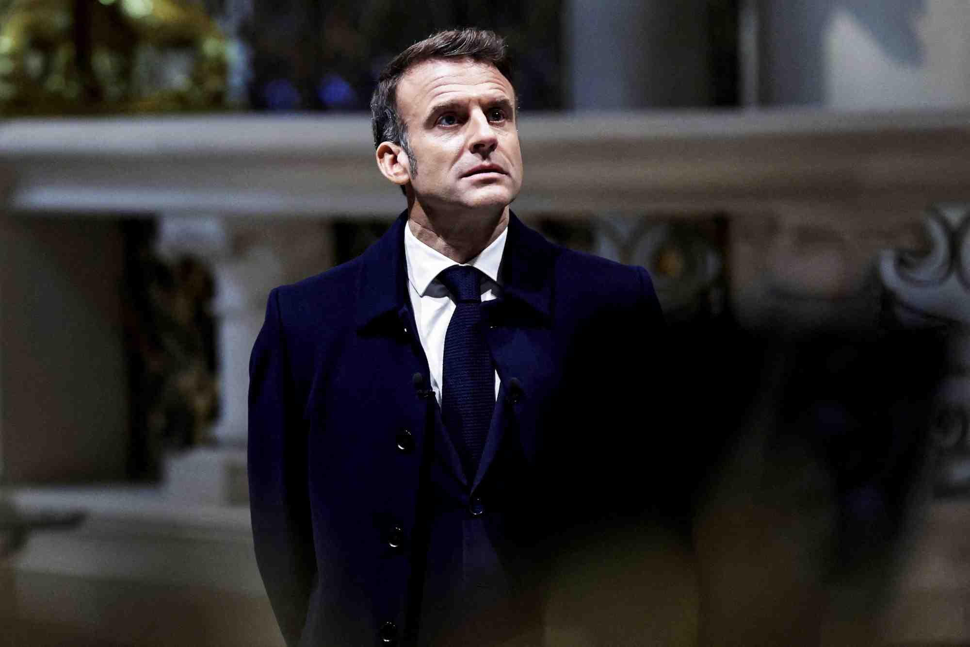 Emmanuel macron leve les yeux lors d'une visite a la cathedrale notre-dame de paris, a paris