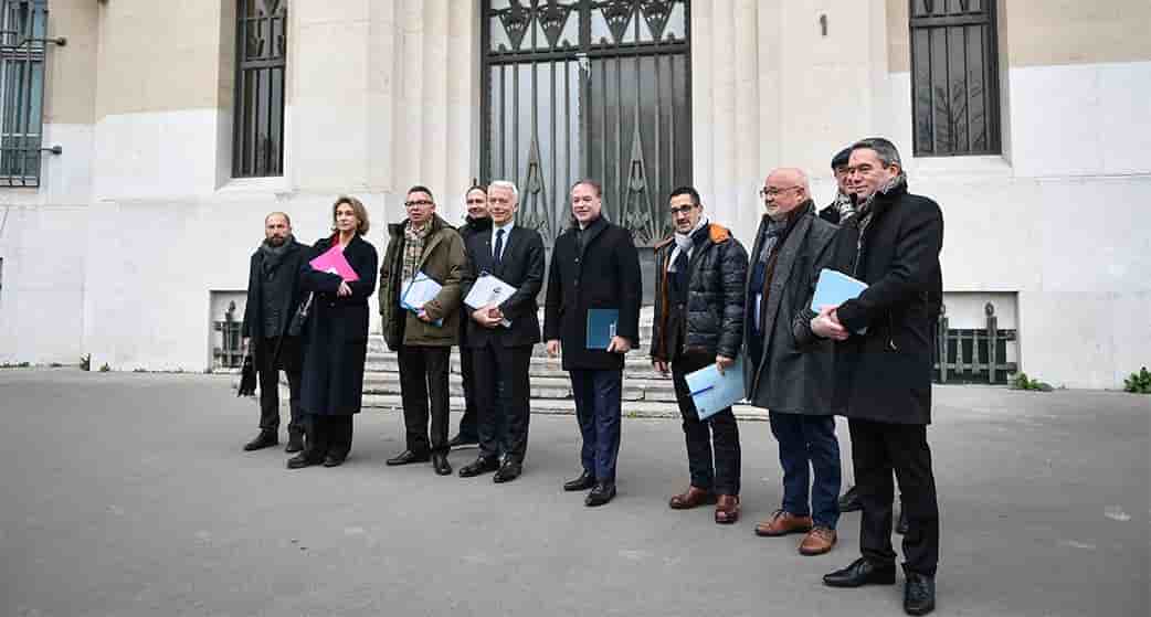 Les partenaires sociaux à la sortie de leur première rencontre au ministère du Travail, vendredi 17 janvier.
