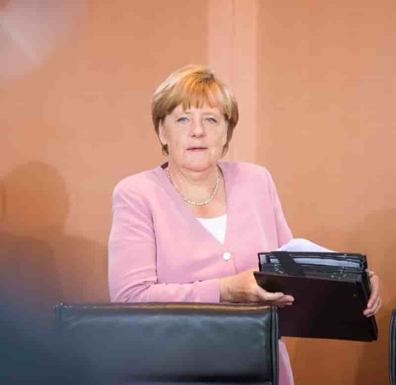 Angela merkel veut rassurer sur la participation du fmi au nouveau plan d'aide a la grece