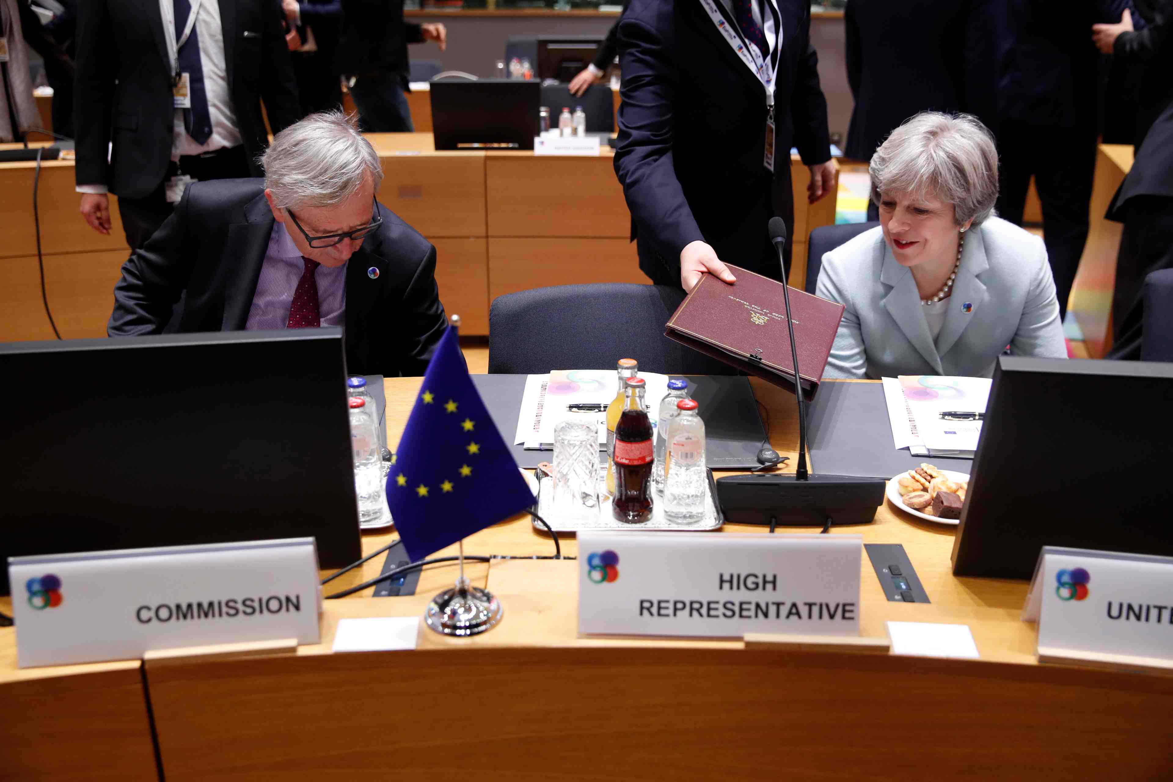 Prudent, juncker attend la reunion du 4 decembre avec may