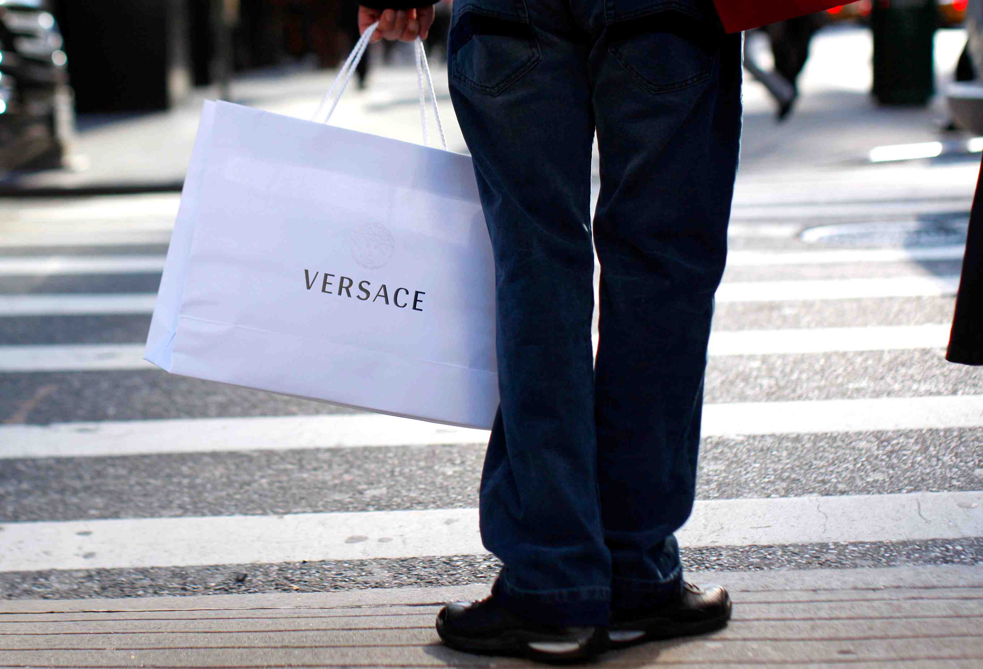 Luxe: les maisons independantes sous pression apres le rachat de versace