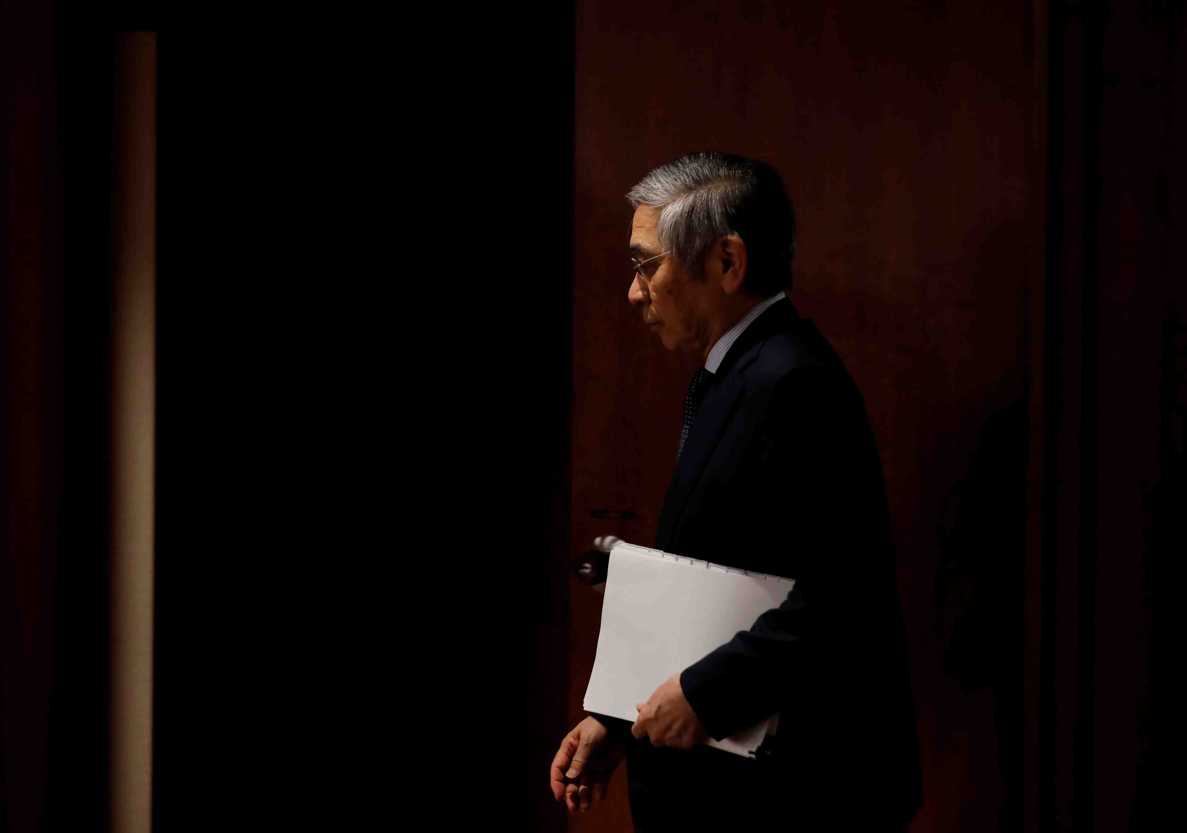 La banque du japon prete a prolonger des soutiens aux entreprises