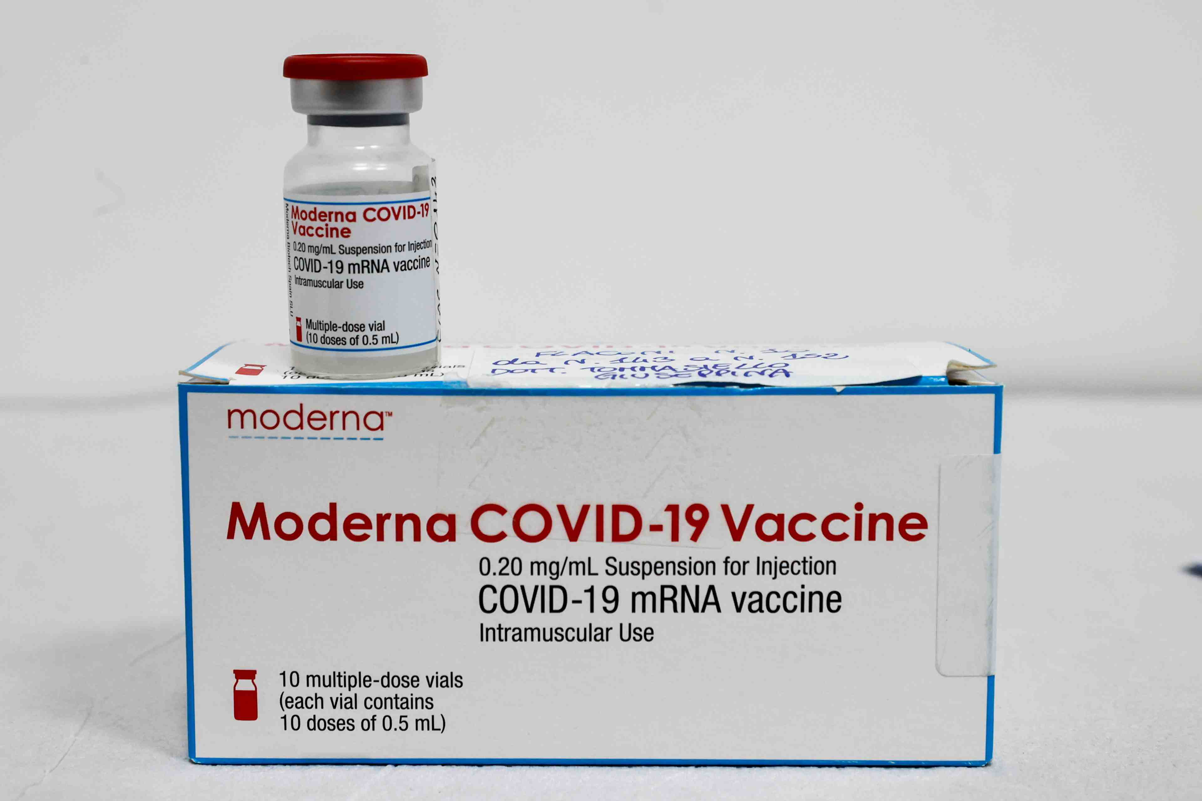 L'italie pourrait signer un contrat avec moderna pour obtenir plus de doses de vaccin, selon la presse italienne