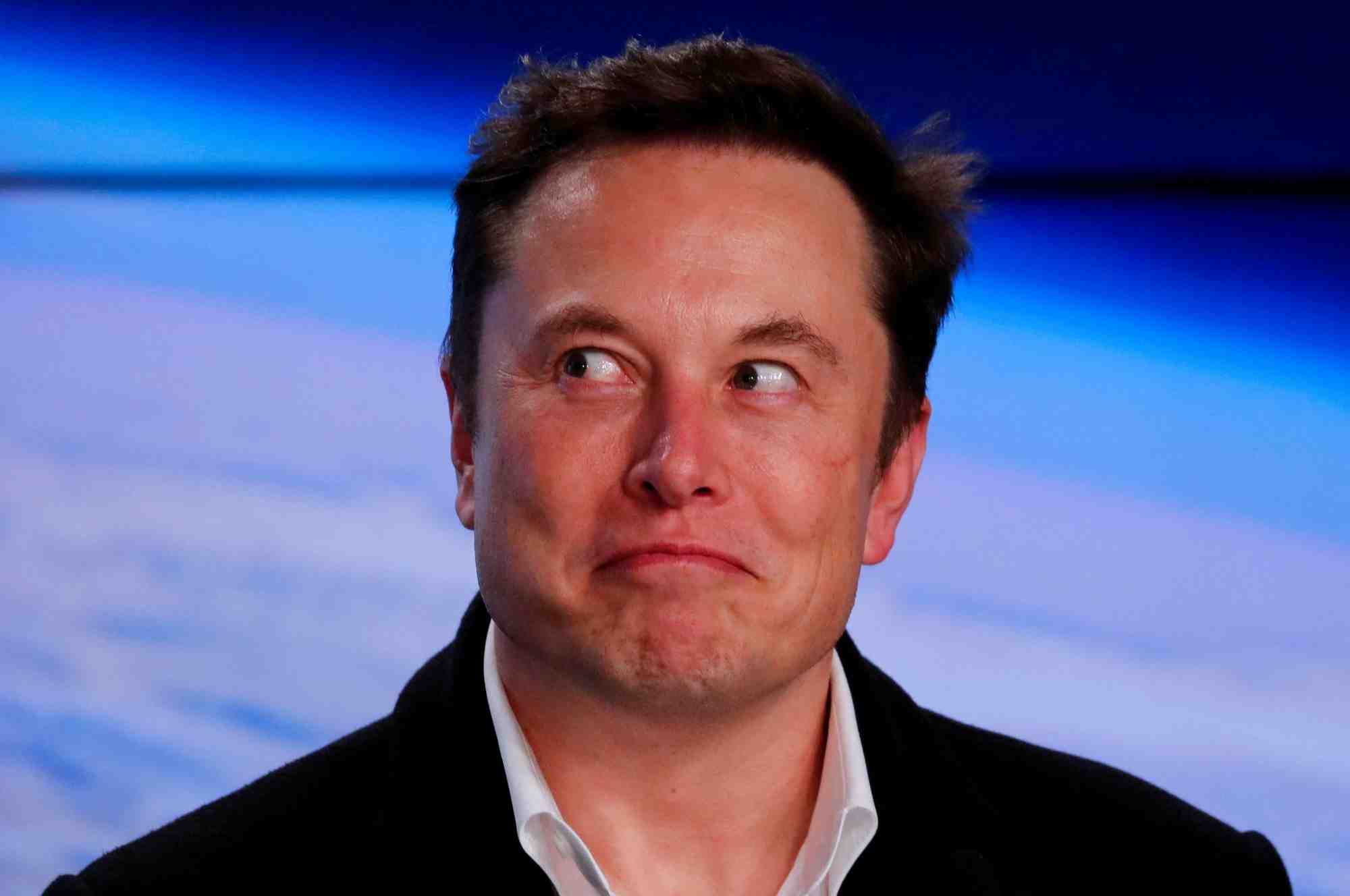 Tesla: elon musk promet de creer un "robot-taxi" futuriste