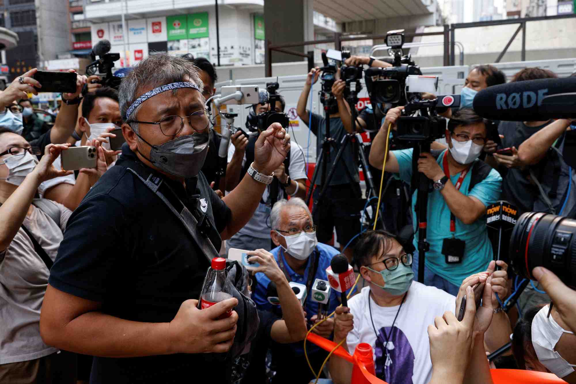 Ronson chan se presente a la police apres avoir ete accuse d'obstruction a la police a hong kong
