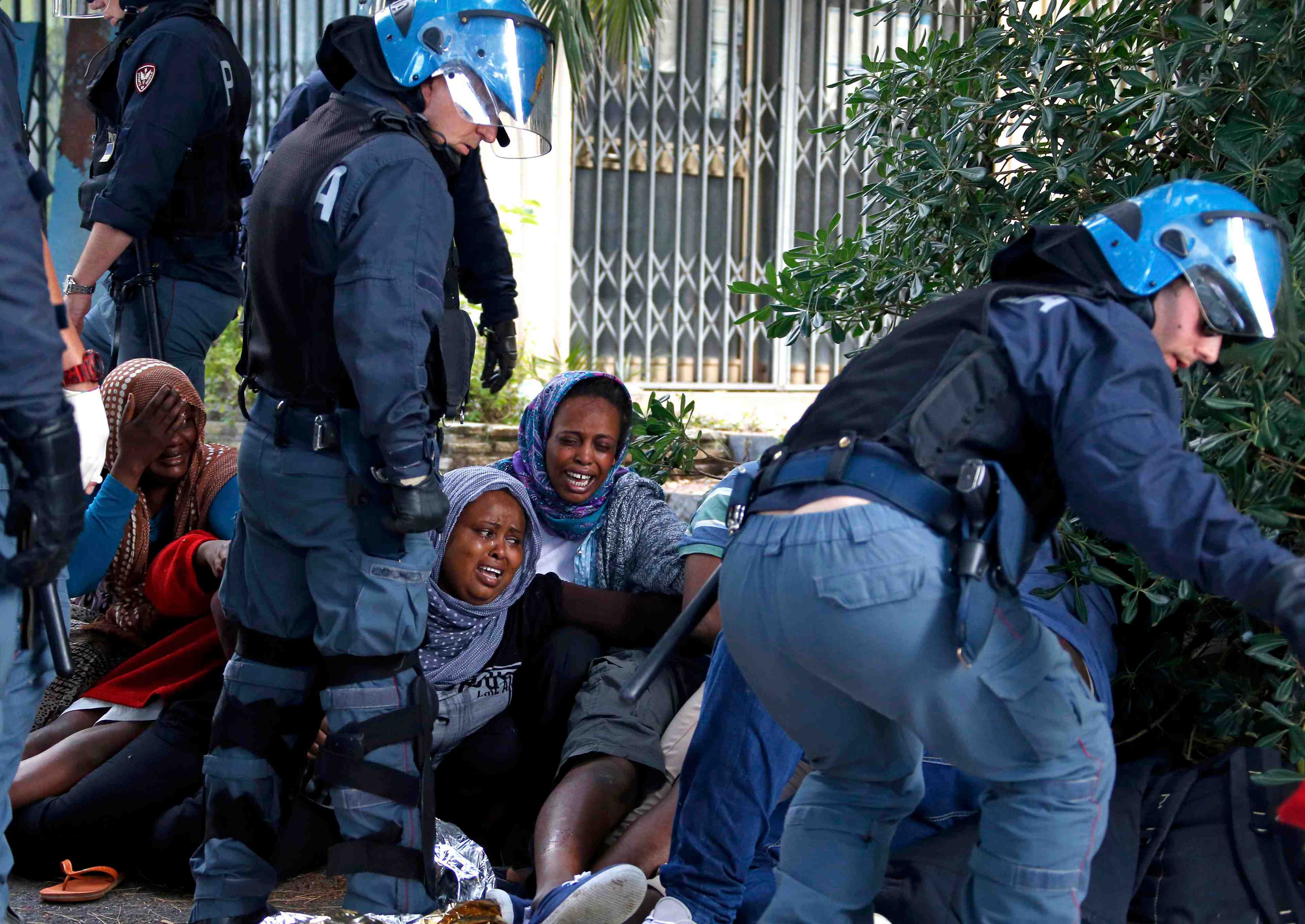 Des migrants deloges par la police italienne pres de la frontiere avec la france