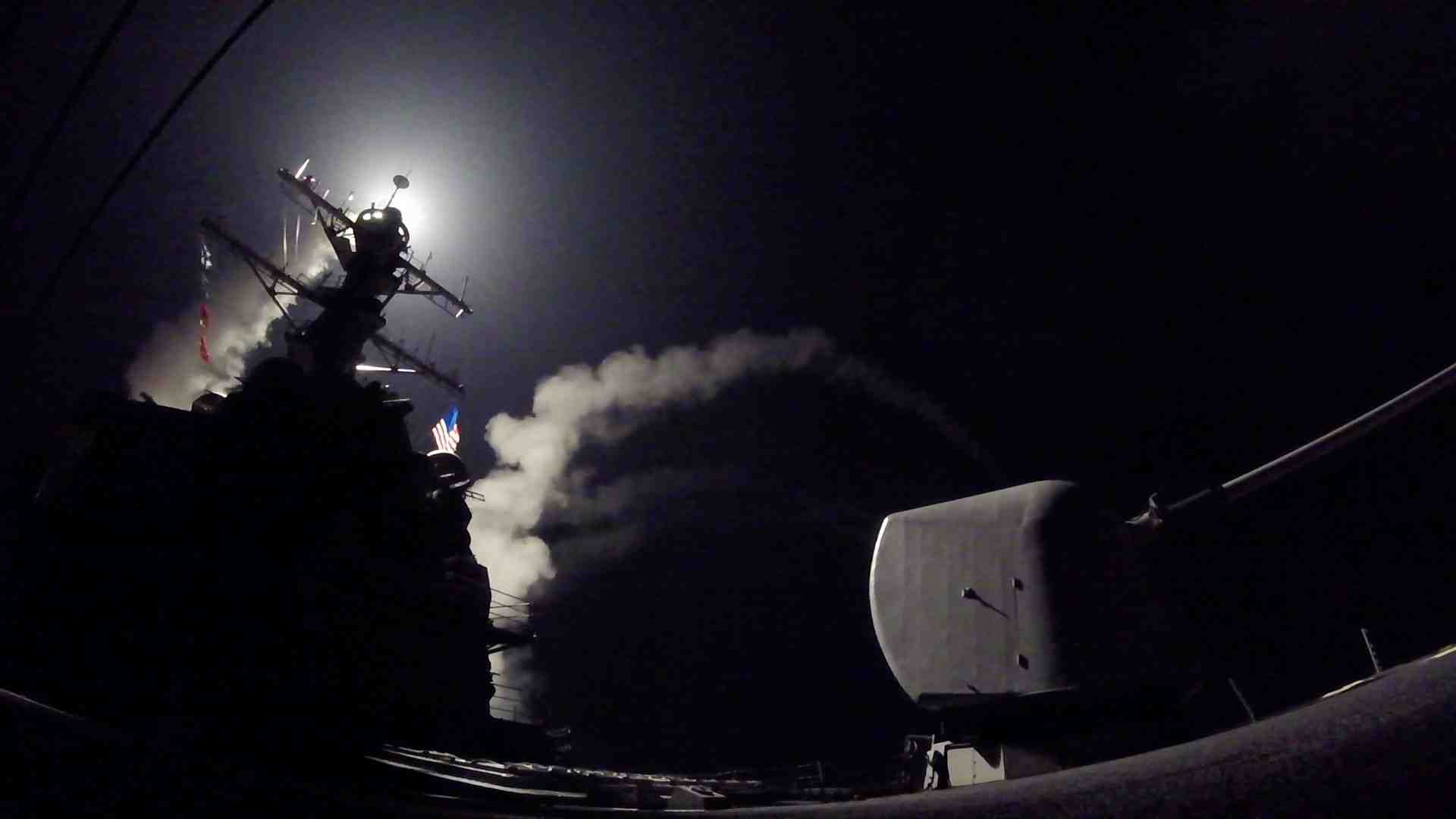 Les usa frappent une base aerienne en syrie, tensions avec moscou