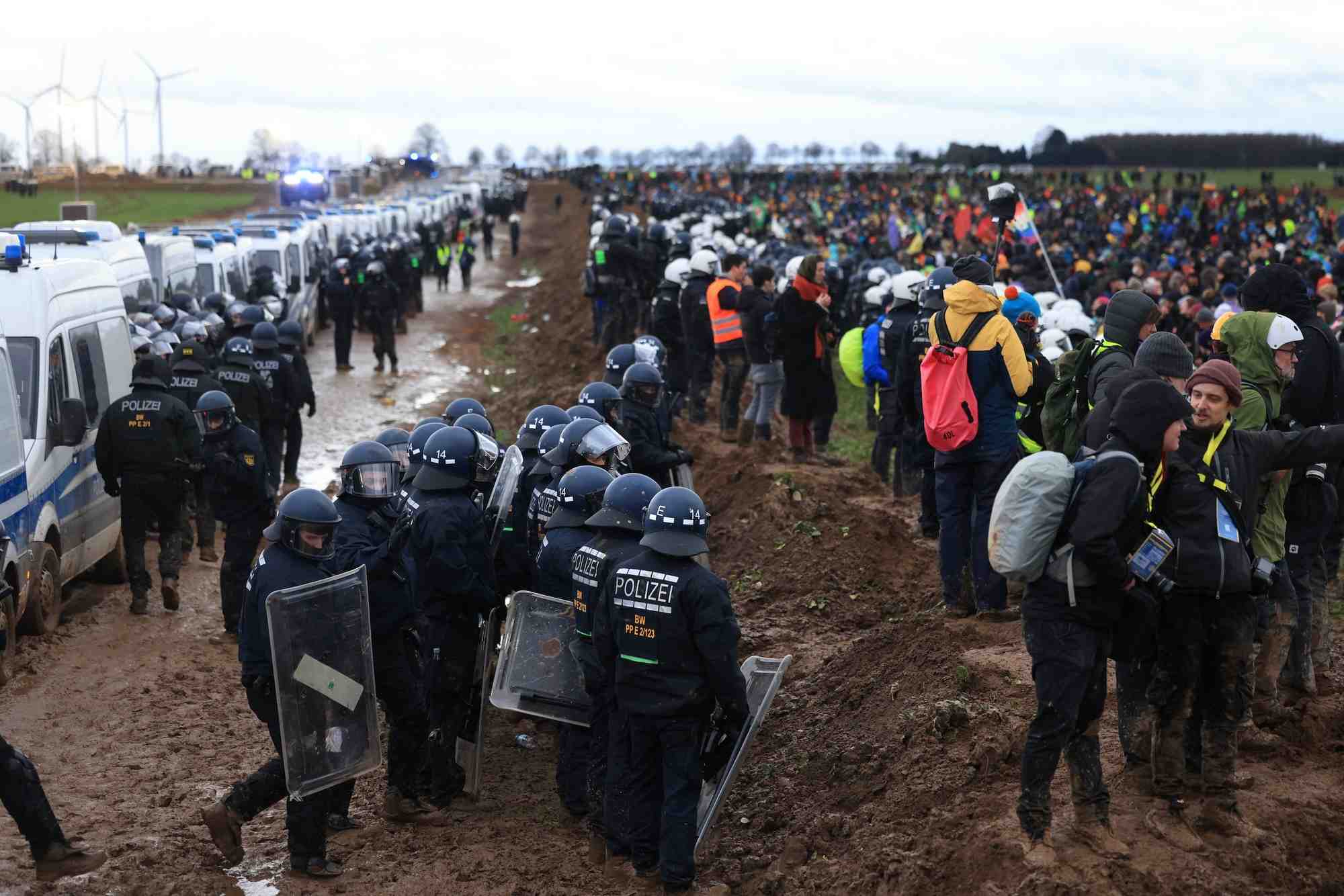 Des heurts entre les policiers et des manifestants anti charbon, à Lützerath en Allemagne, en janvier 2023.