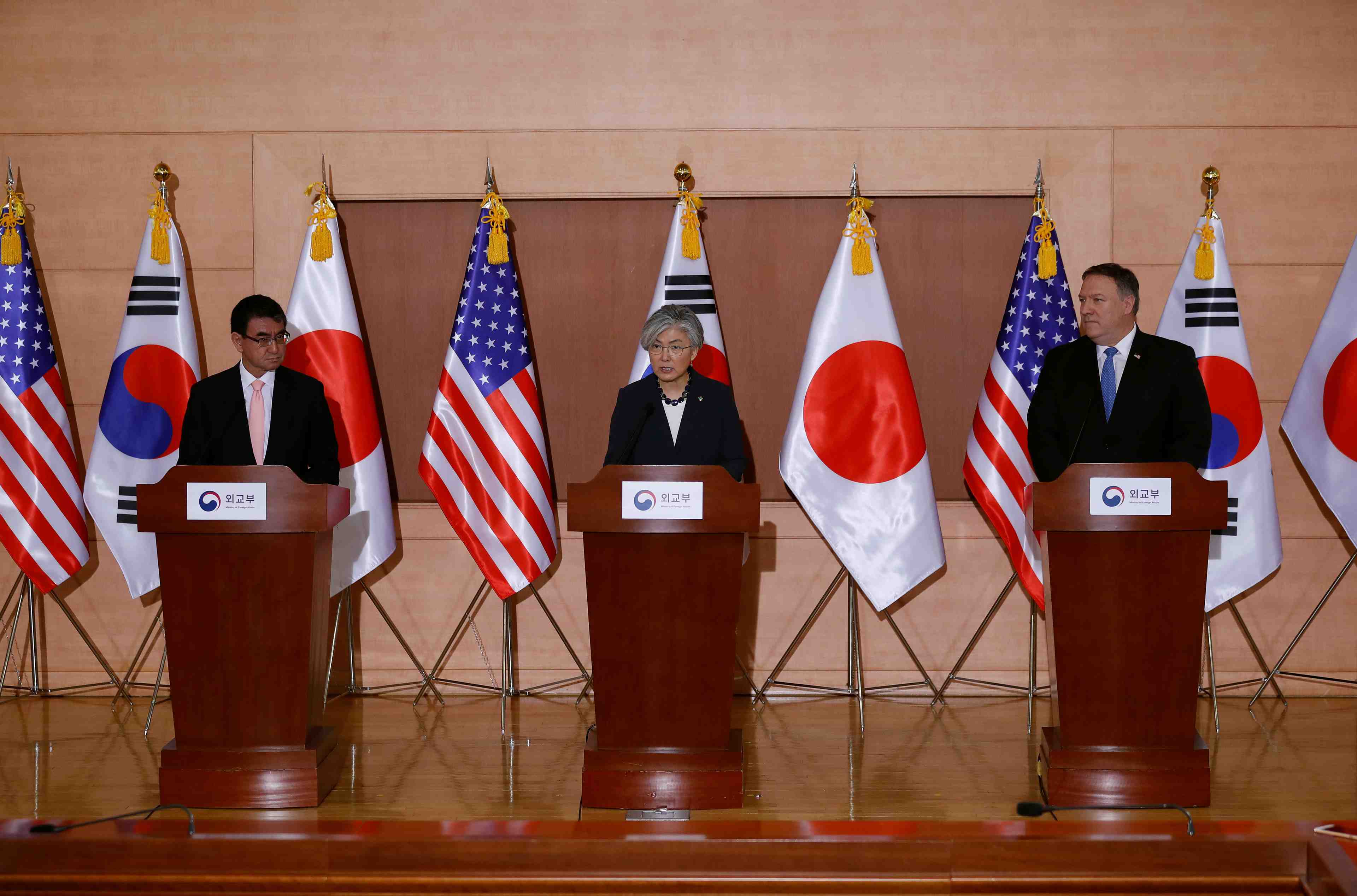 Usa, japon et coree du sud affichent leur fermete face a pyongyang