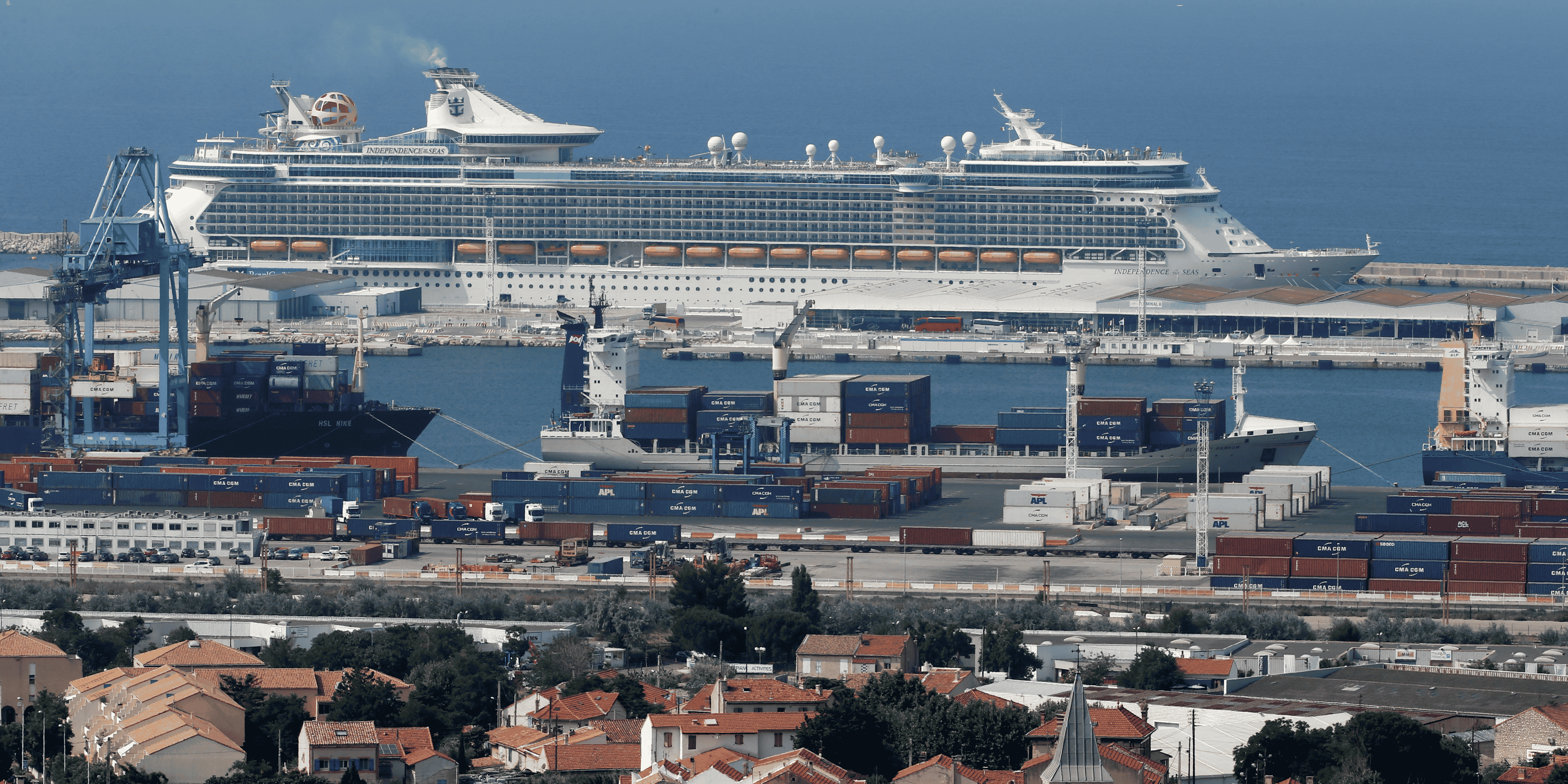 Marseille, port, paquebot, croisière, croisiéristes, tourisme, touristes, armateur, autorités portuaires, quartiers nord, pollution atmosphérique, fioul lourd,