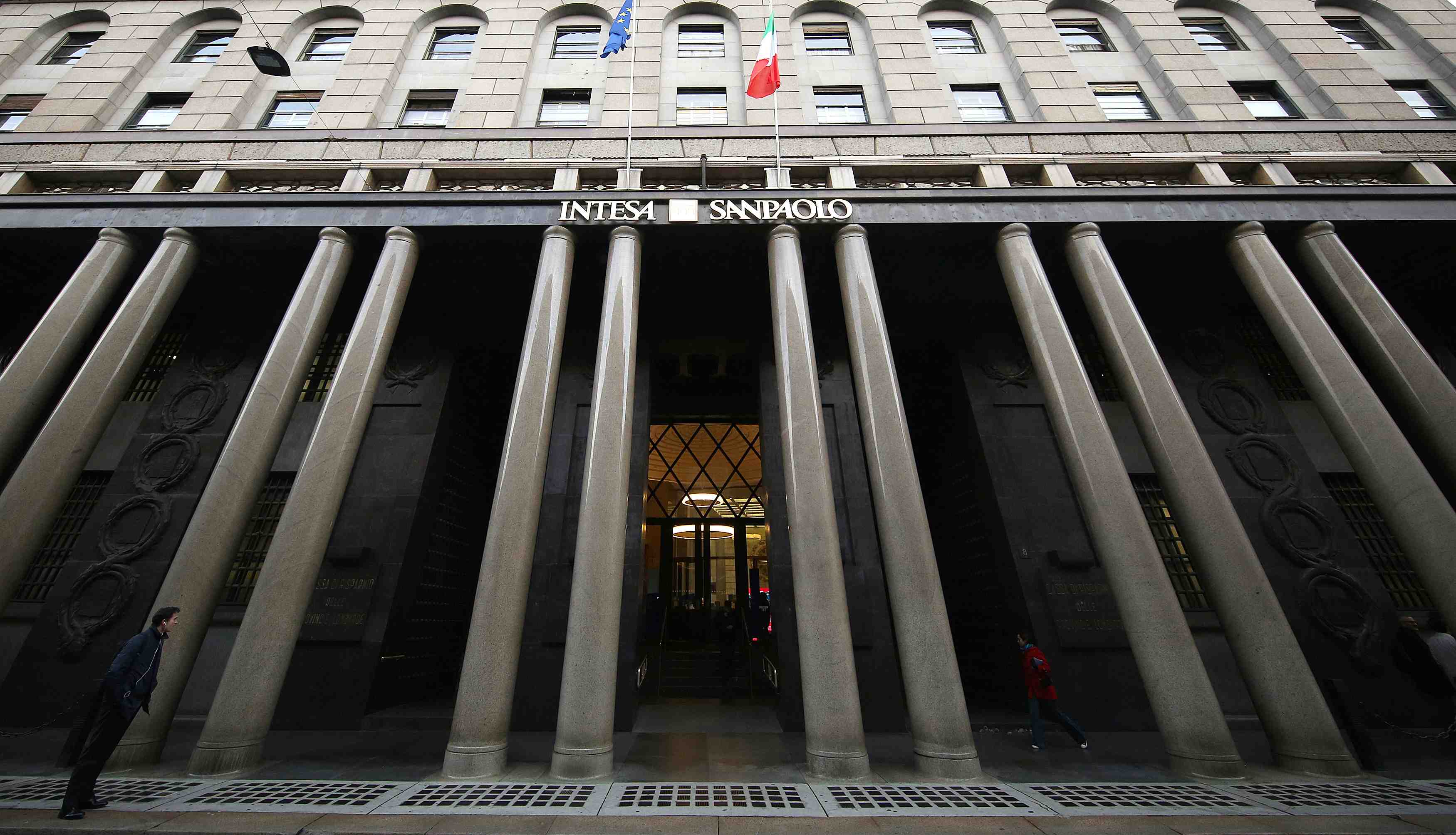 Intesa lance une emission obligataire test pour le secteur