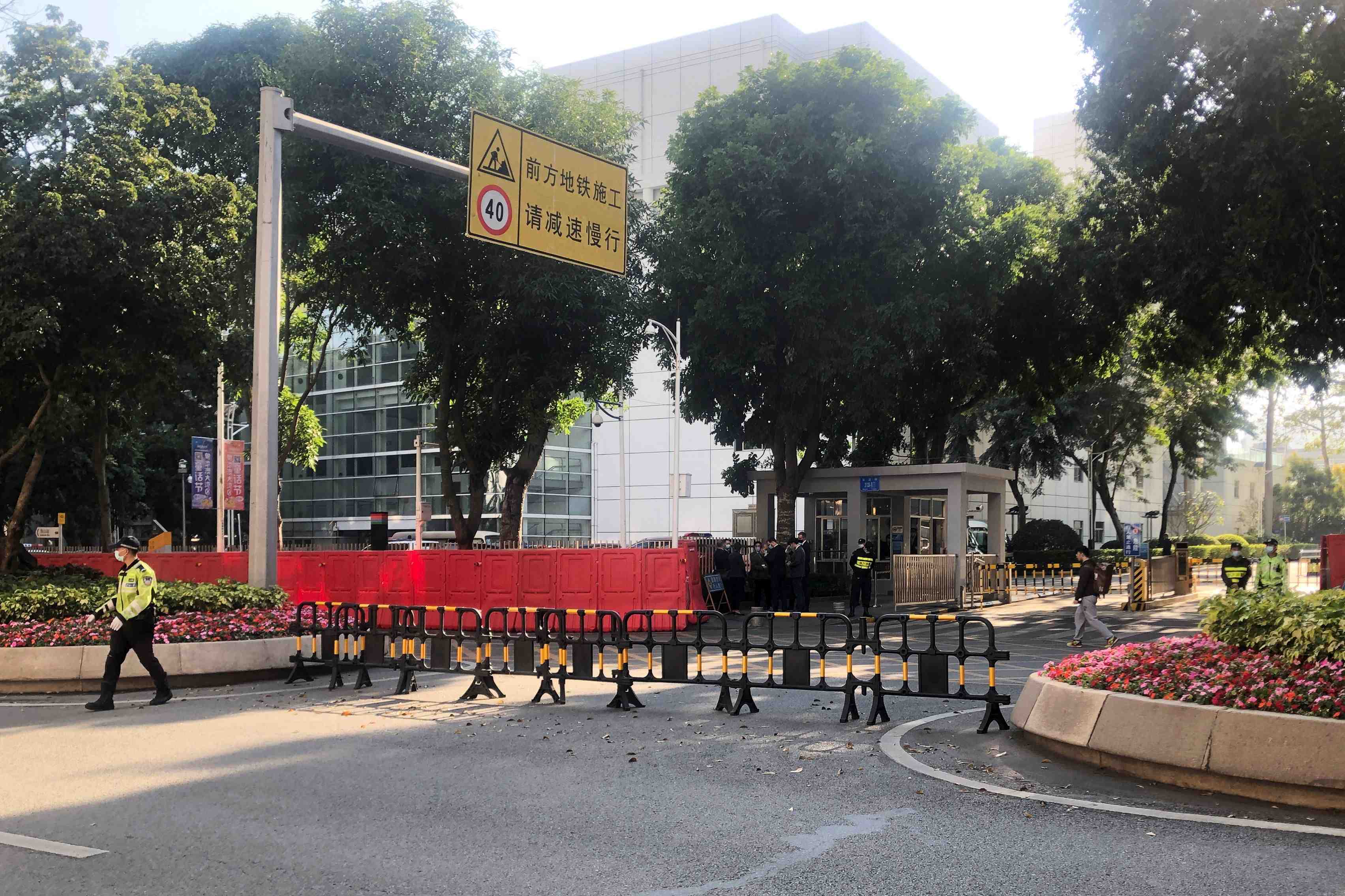 Dix hongkongais ayant cherche a fuir juges en chine pour franchissement illegal de frontieres