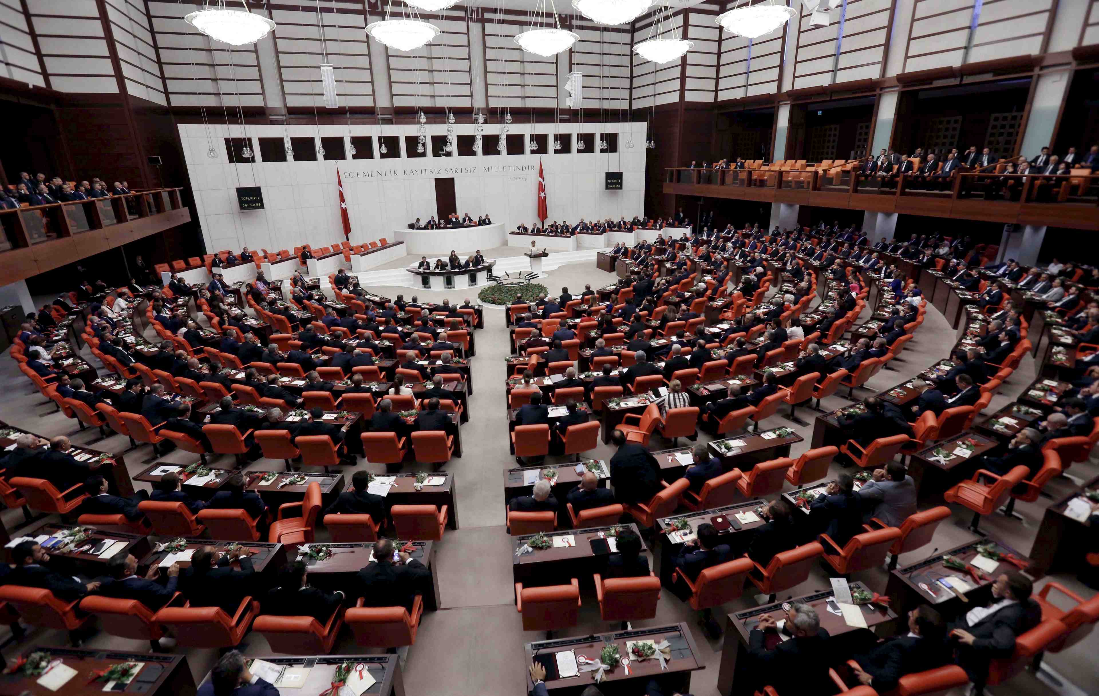 Turquie: un depute pro-kurde arrete apres avoir passe quatre nuits dans les locaux du parlement