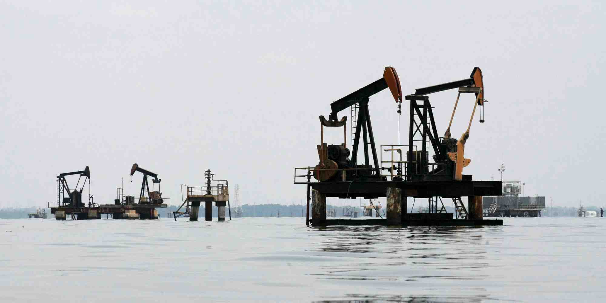 Des plateformes d'extraction du pétrole à Lagunillas, Ciudad Ojeda, sur le lac Maracaibo dans l'État de Zulia au Venezuela