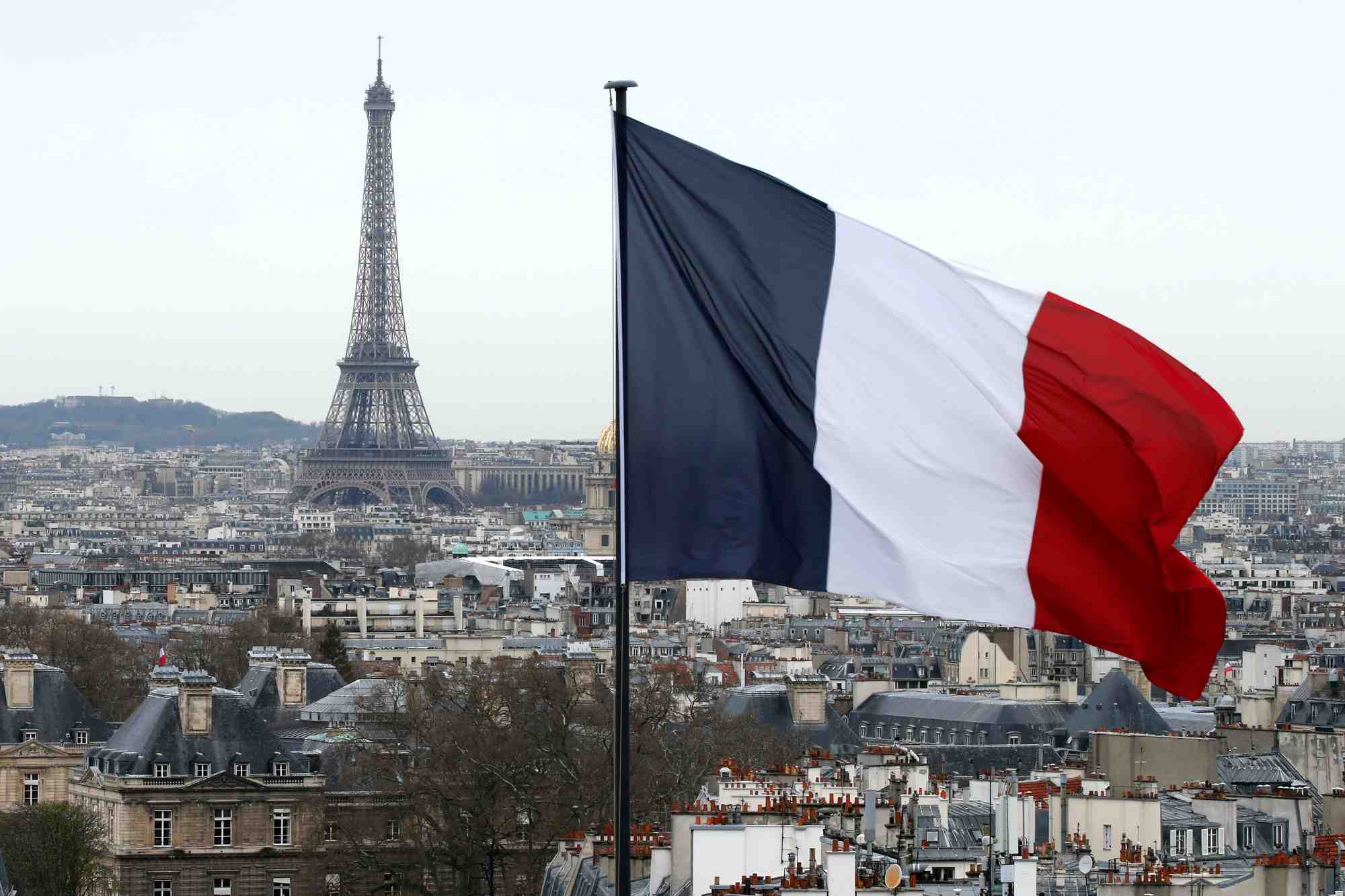 Photo d'archives montrant un drapeau francais flottant pres de la tour eiffel a paris