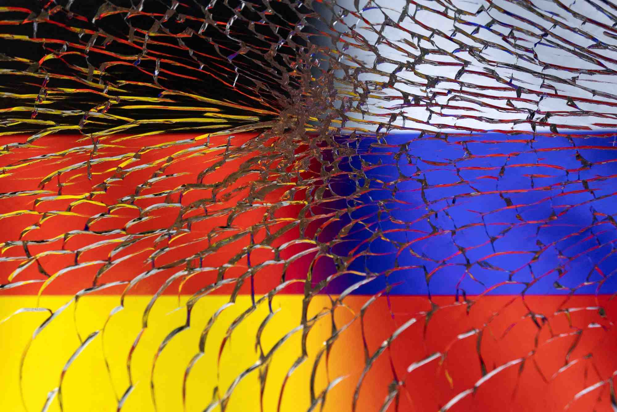 Illustration des drapeaux russe et allemand vus a travers une vitre brisee