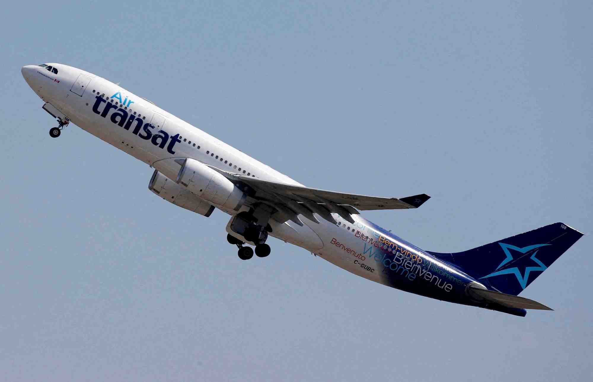 Un airbus a330 de la compagnie air transat decolle a colomiers, pres de toulouse