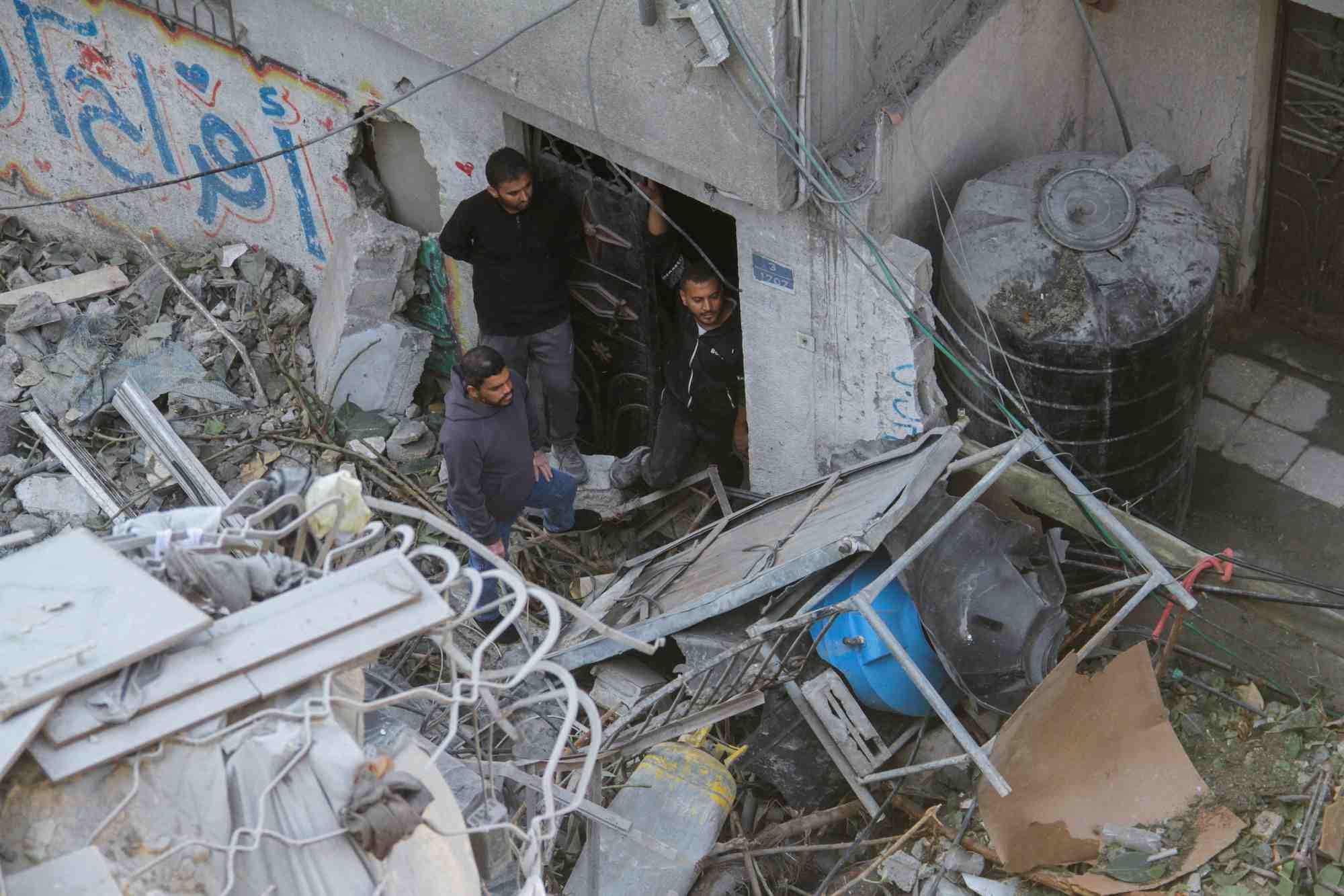 Consequences d'une frappe israelienne sur une maison dans la ville de gaza