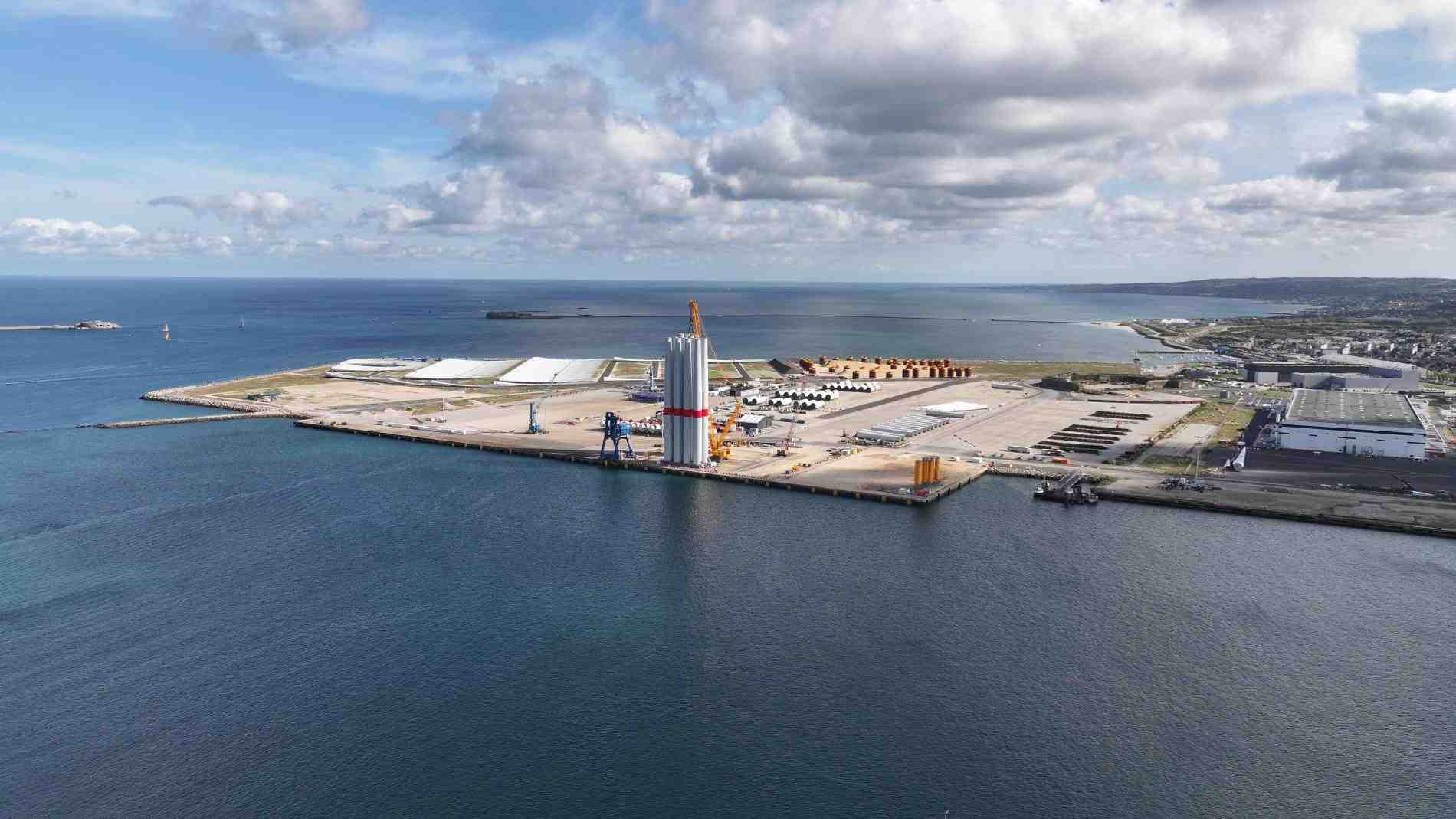 Le port de Cherbourg a gagné 40 hectares sur la mer pour créer un hub pour les énergies marines