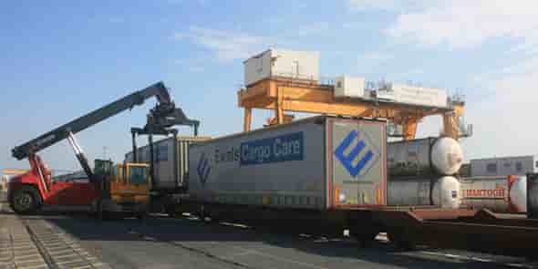Opération de chargement du train en partance pour Saarbrücken