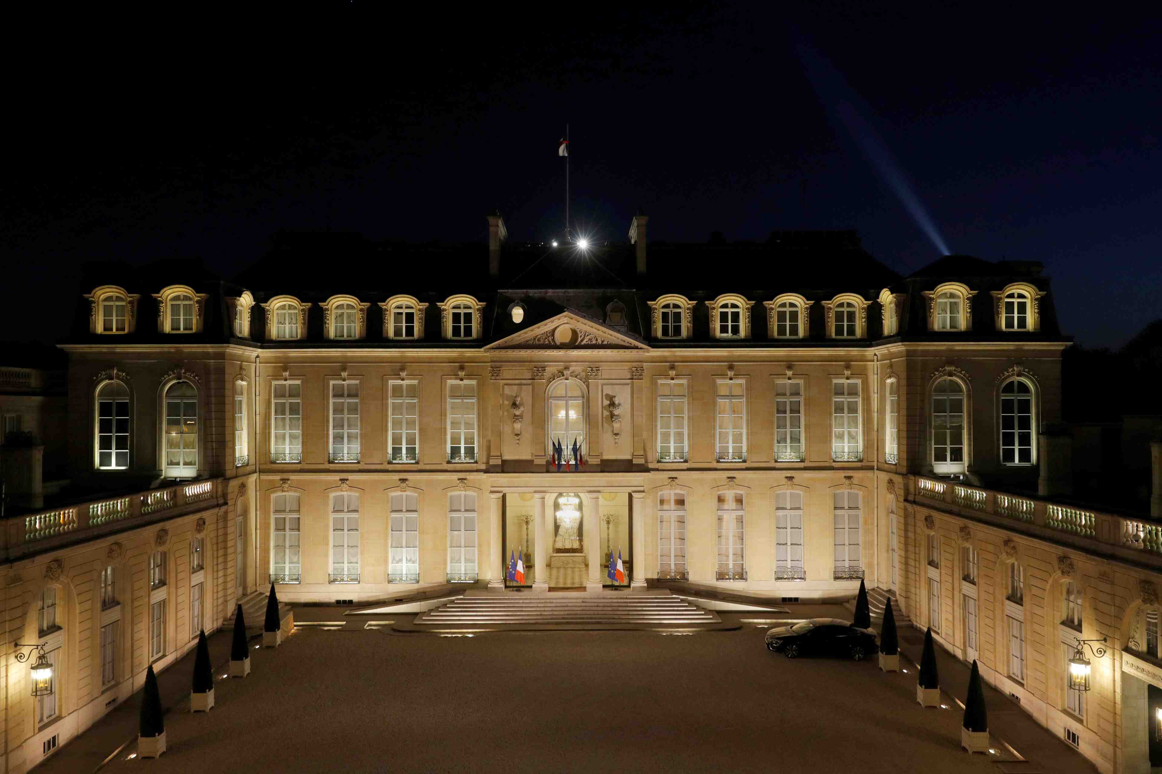Les difficultes de macron font resurgir les figures du passe