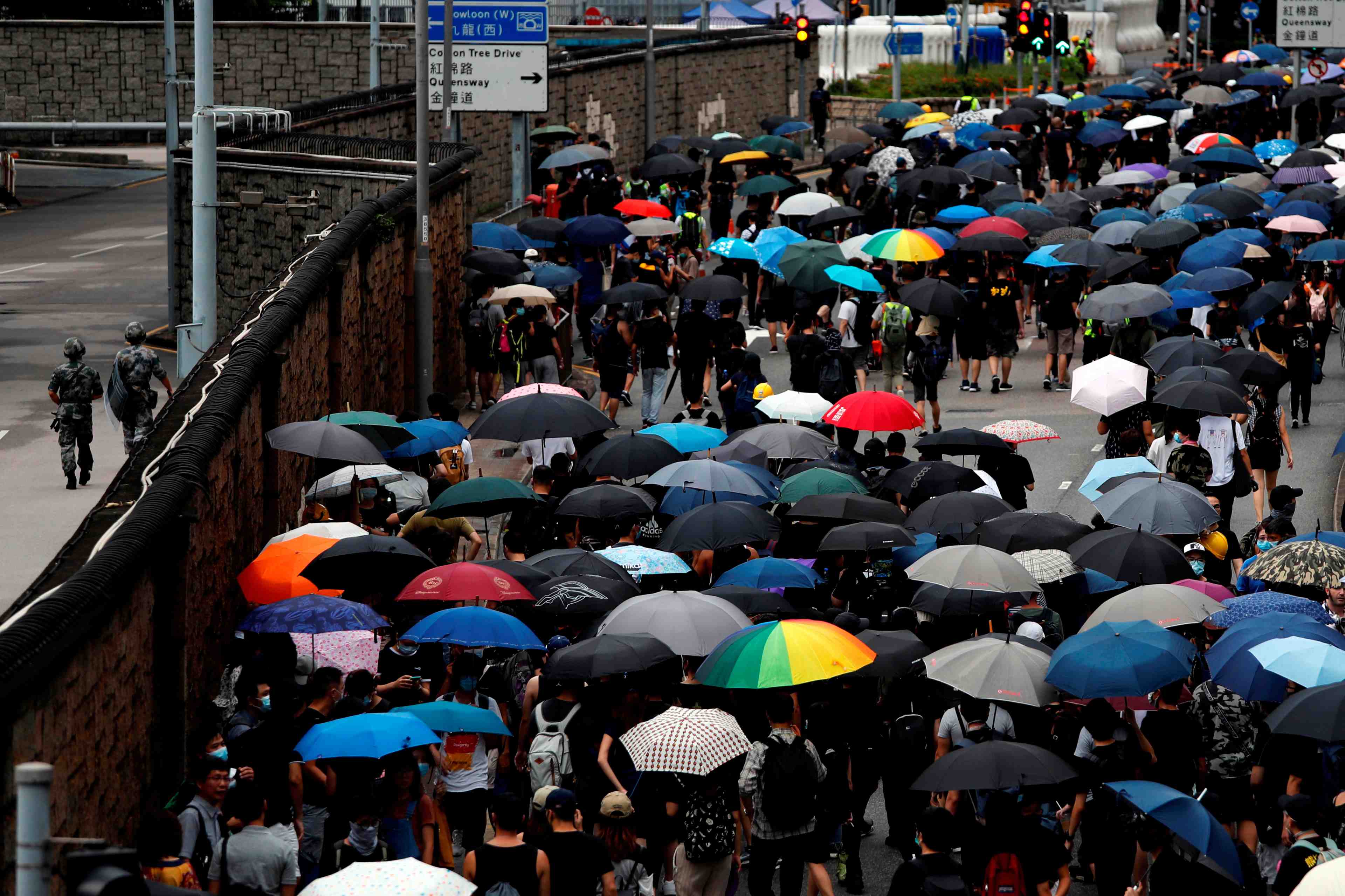 Pekin a double ses effectifs securitaires a hong kong, selon des emissaires etrangers