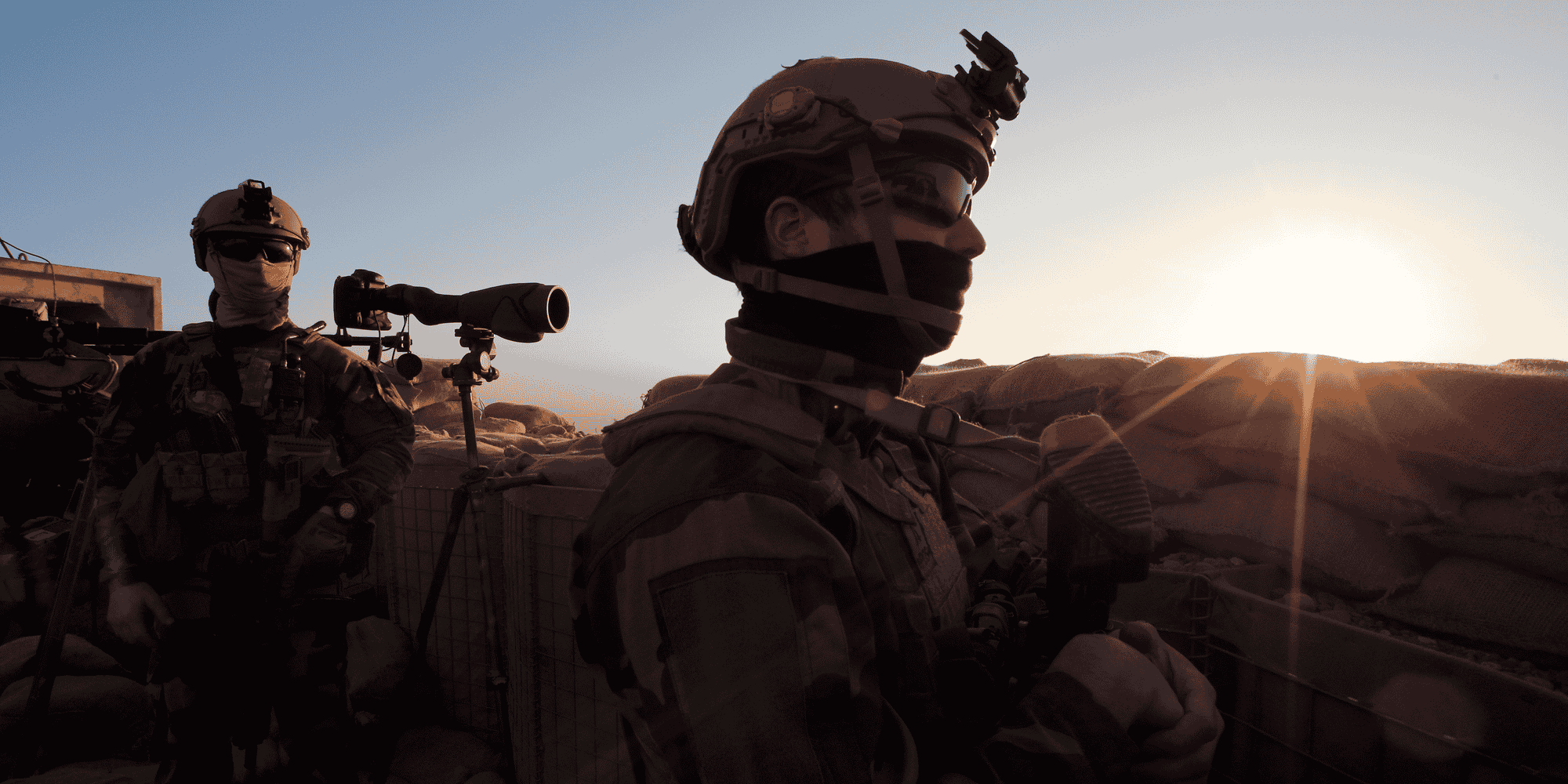 Les forces françaises sont engagées aux côtés des Kurdes depuis plusieurs années dans la lutte contre l'État islamique. (Photo d'illustration: soldats français au Kurdistan, lors de la visite de François Hollande à un avant-poste à la périphérie de Mossoul contrôlée par l'État islamique, le 2 janvier 2017)