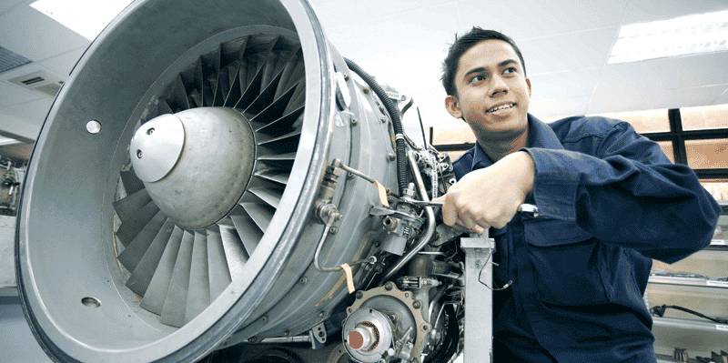 Aéronautique industrie maroc réacteur avion ouvrier technicien usine