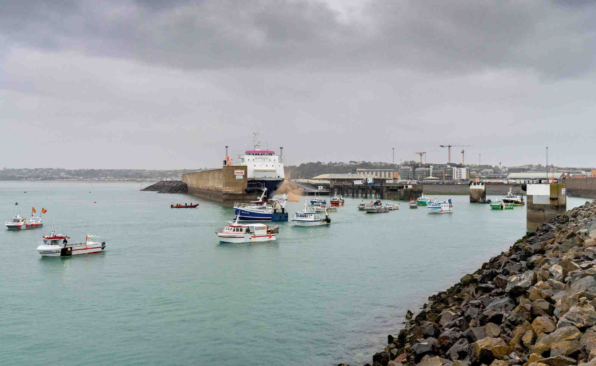 Les pecheurs francais mettent fin a leur mouvement au large de jersey