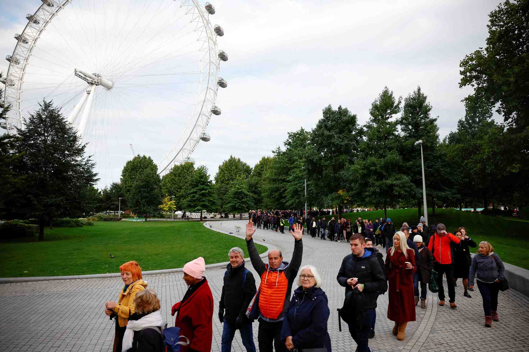 Les gens font la queue pour rendre hommage a la reine elizabeth, a londres