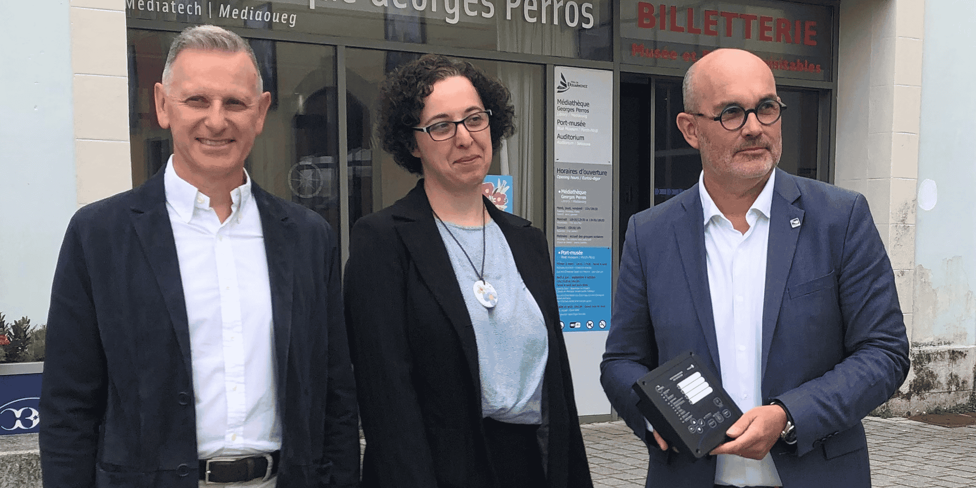 Frédéric Guemas, gérant de Publigraphic à Pont l'Abbé et Viviane Barrais, responsable achats de Marinelec à Quimper ont témoigné de leur politique de relocalisation des achats lors du premier "Rendez-vous de la relocalisation" qui s'est tenu fin juin à Douarnenez. Au niveau régional, cette démarche est poussée par Loïc Hénaff, patron de la société agro-alimentaire Hénaff et conseiller régional en charge de la relocalisation et du fret.