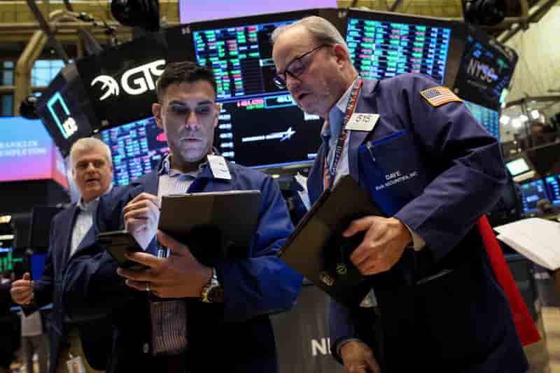Des traders travaillent a la bourse de wall street