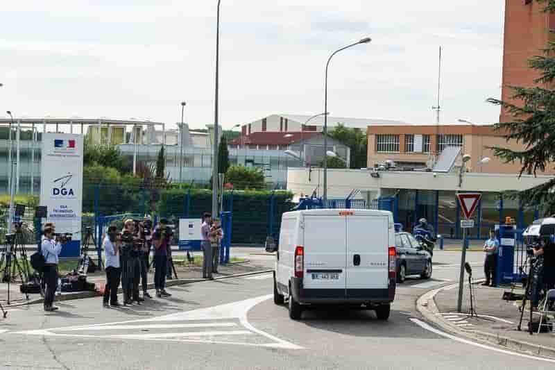 Expertise en cours du debris d'avion retrouve a la reunion