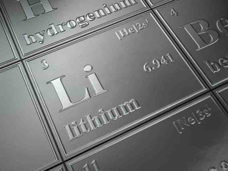 La production de lithium, qui entre dans la composition des batteries, se développe plus rapidement que le marché de la voiture électrique.