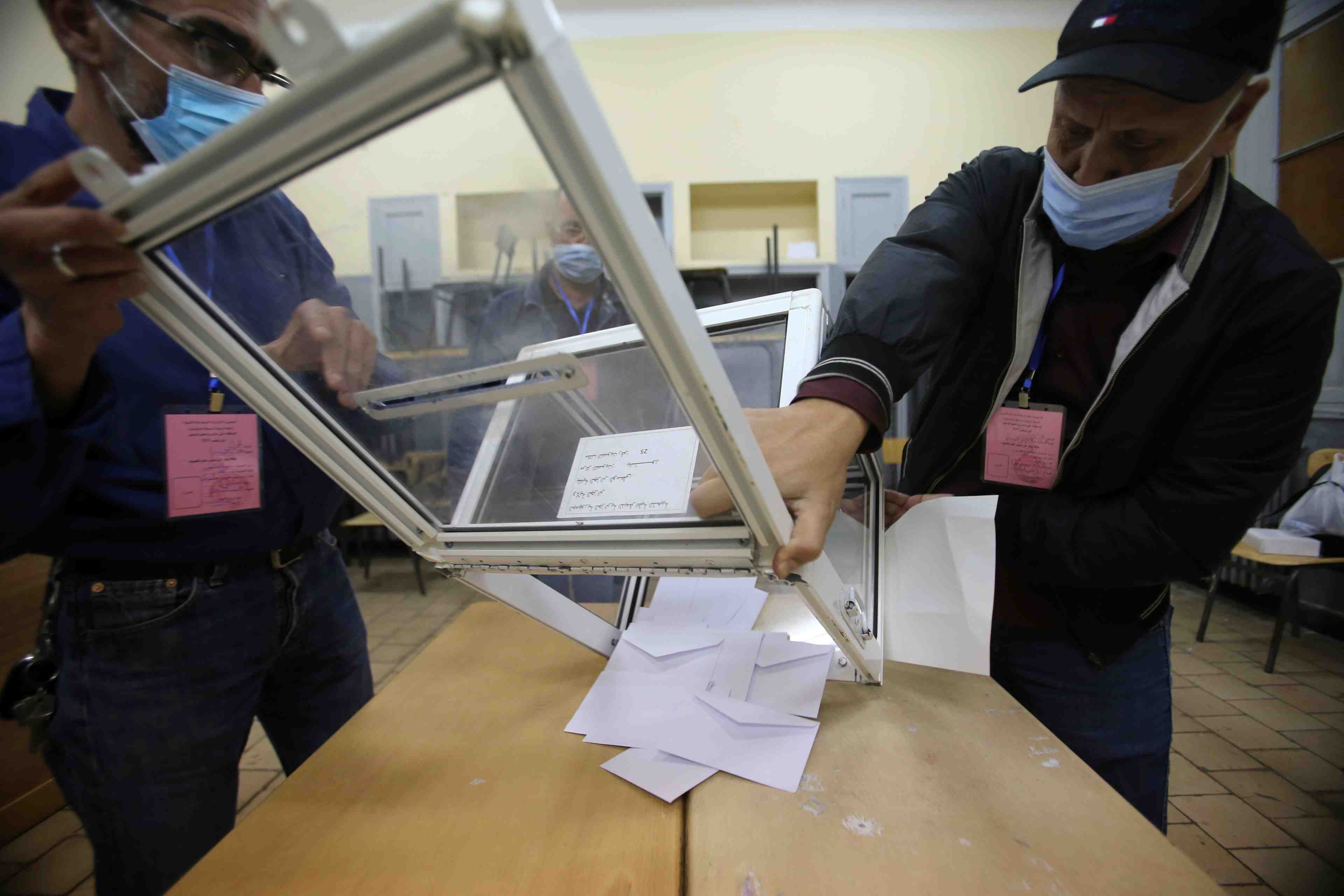 Algerie: la reforme de la constitution approuvee avec une abstention record