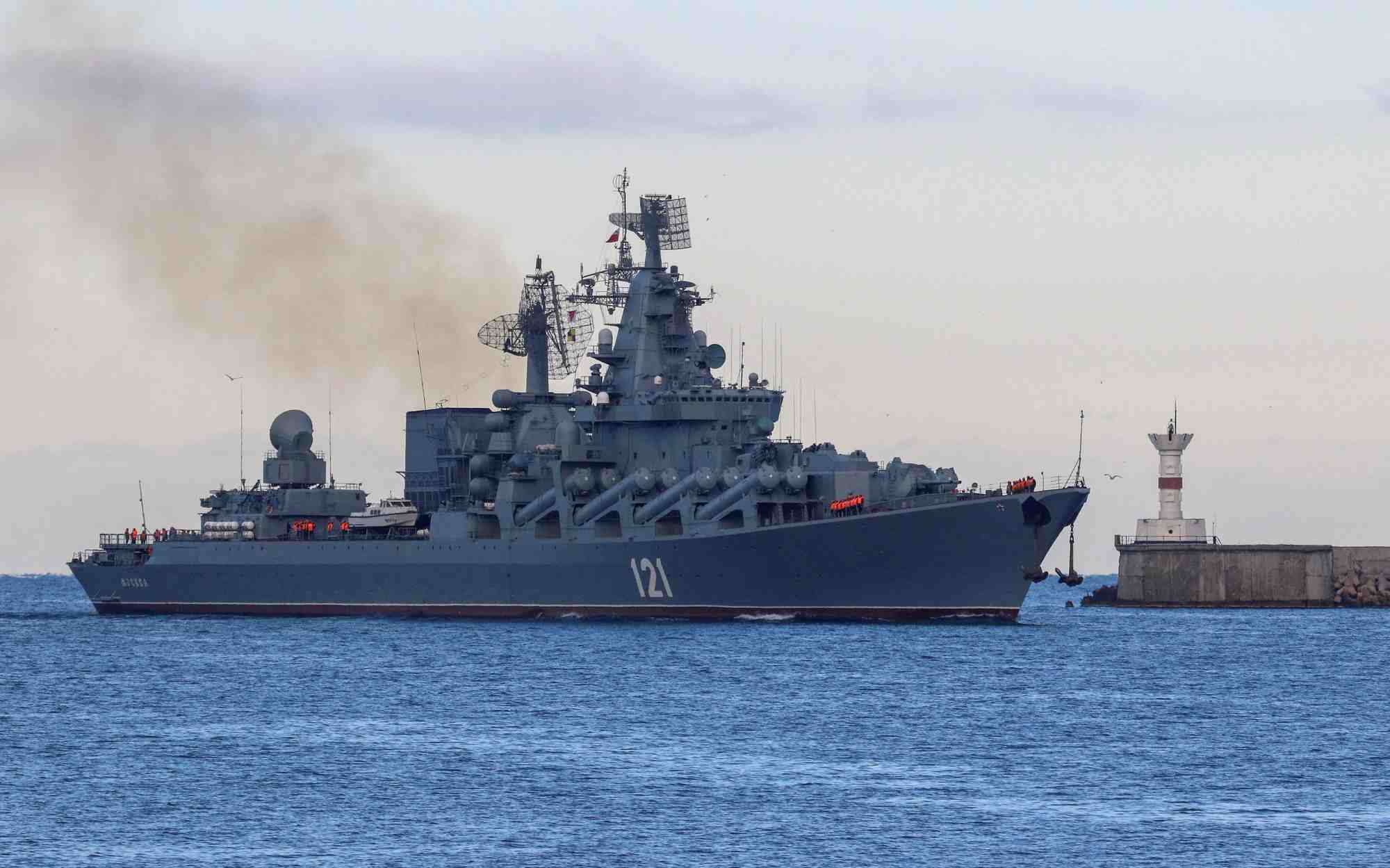 Une explosion endommage le vaisseau amiral de la flotte russe dans la mer noire, rapporte interfax citant moscou