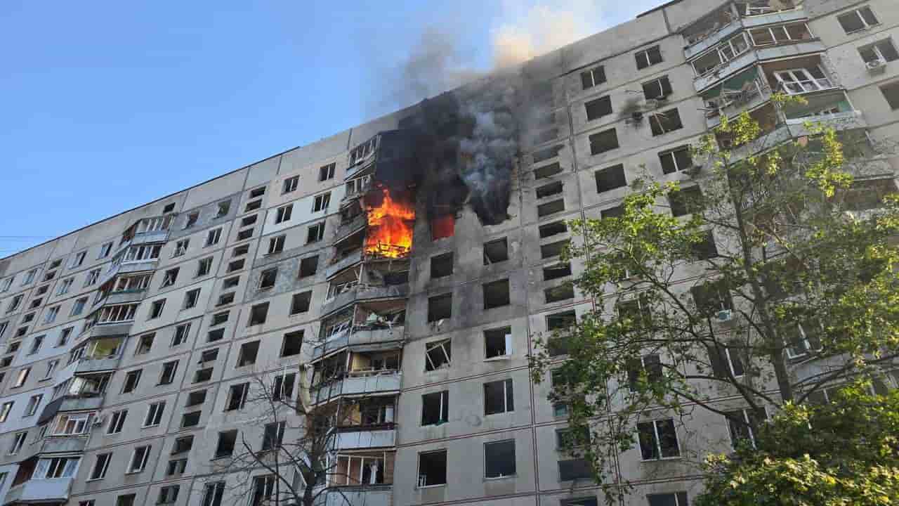 Une vue montre le site d'une frappe aerienne russe a kharkiv