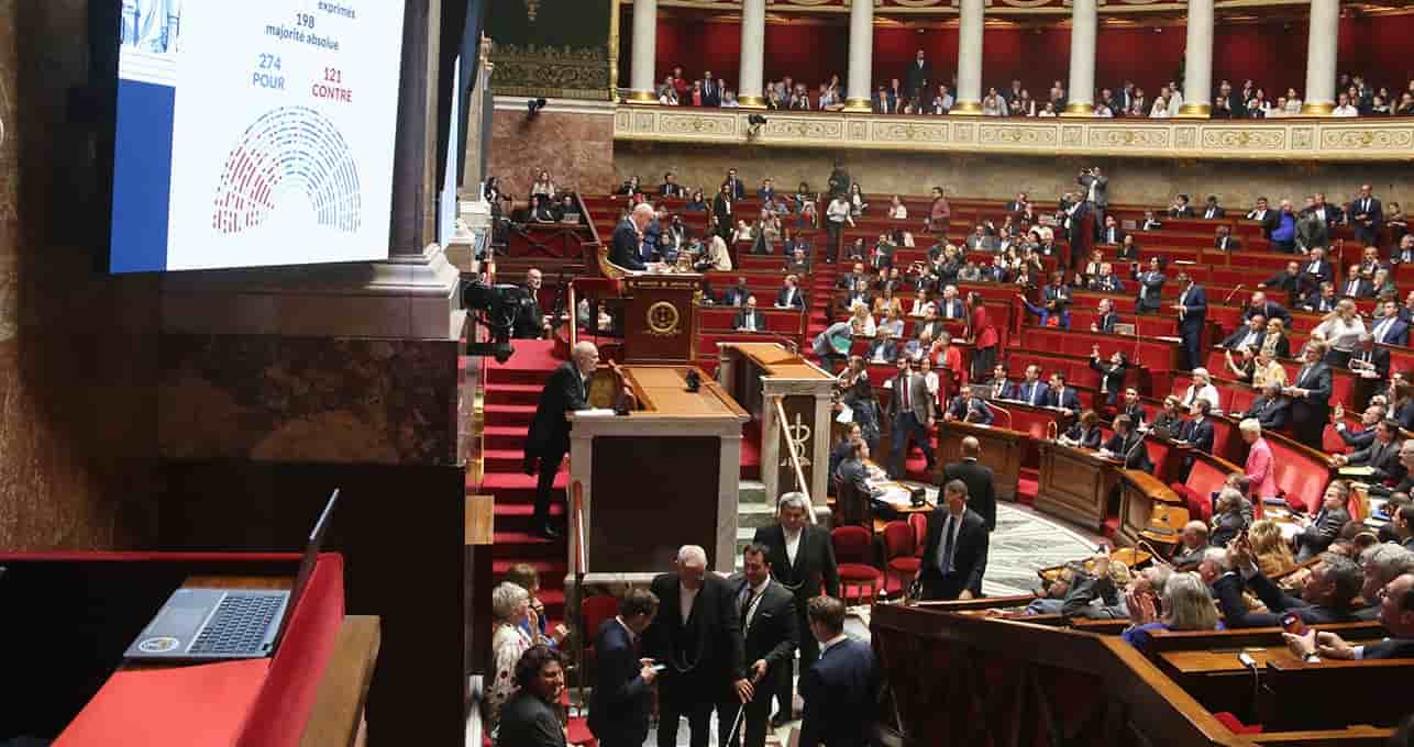 Selon un récent sondage Elabe, le Rassemblement national arriverait en tête des intentions de vote en cas de législatives anticipées.
