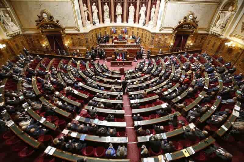 Les senateurs votent l'article sur l'etat d'urgence dans la constitution