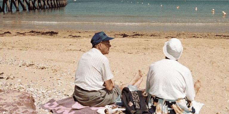 Le niveau de vie médian des retraités demeure légèrement supérieur à celui de l'ensemble de la population.