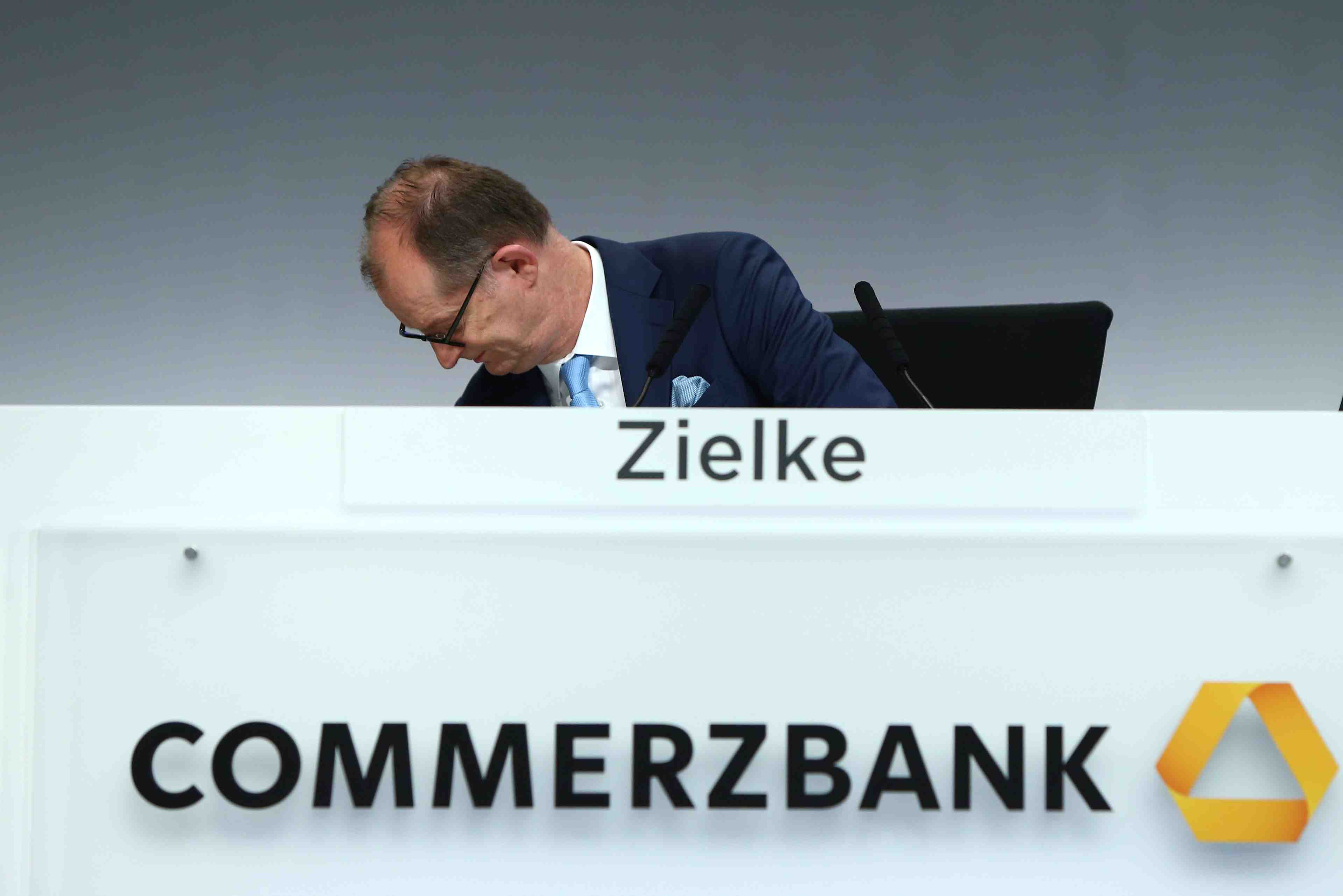Commerzbank pourrait ajuster sa strategie apres l'echec d.bank